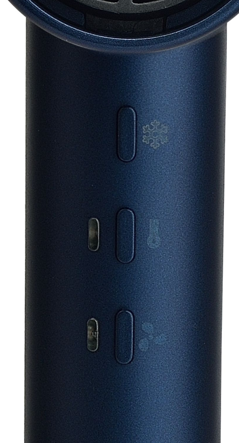 Granatowy uchwyt suszarki do włosów z przyciskami chłodnego nawiewu, temperatury i prędkości.