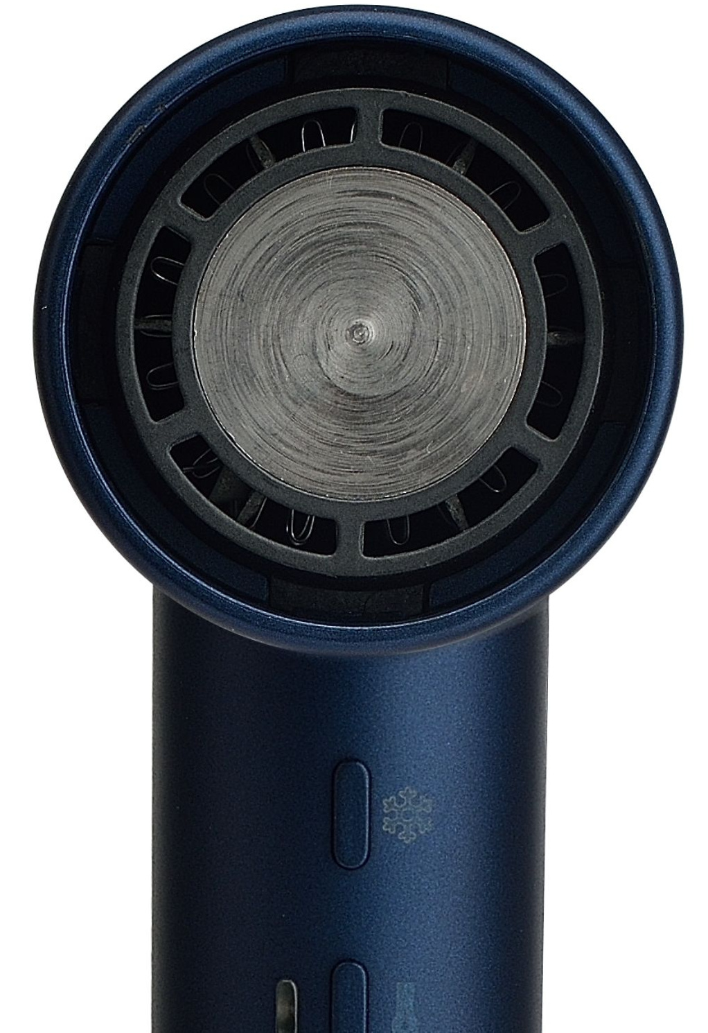 Niebieska dysza suszarki do włosów z rowkowaną metalową wkładką i kratkami.