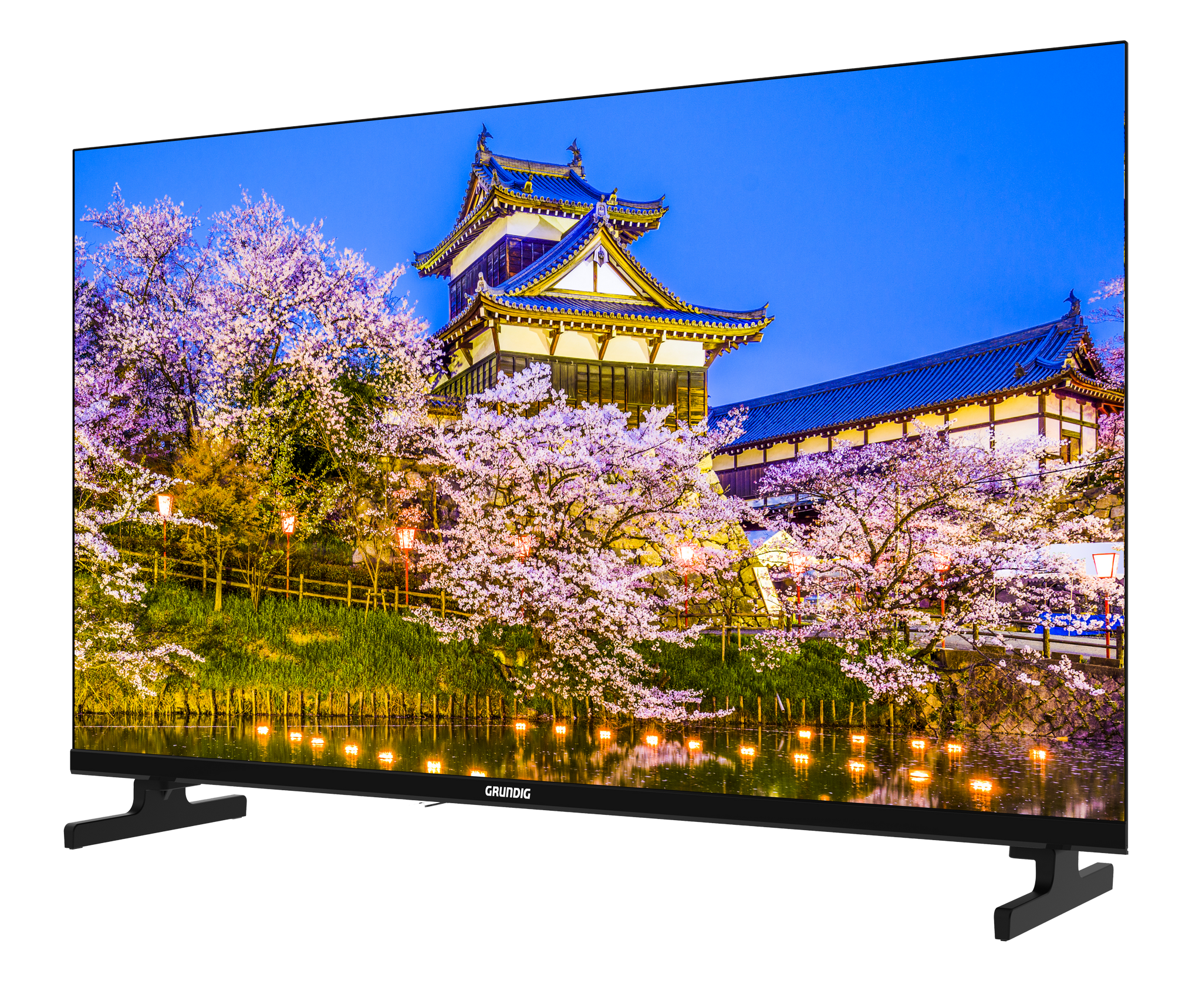 Geceleri su kenarında kiraz çiçekleri ve fenerlerle Japon kalesi.