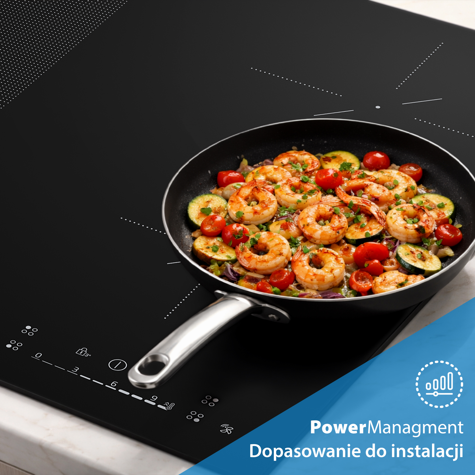 Krewetki i warzywa na patelni na płycie indukcyjnej.