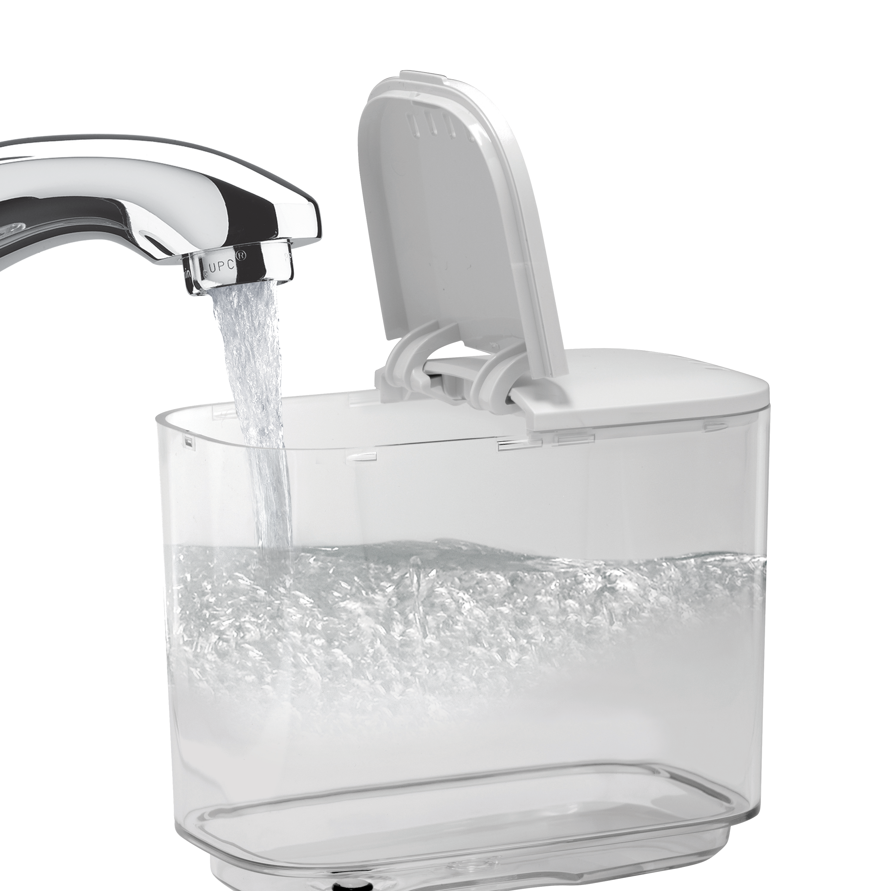 Woda płynie z chromowanej baterii do przezroczystego pojemnika.