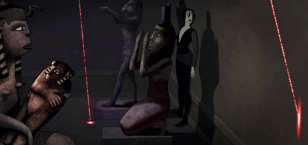 Ägyptische Statuen und eine Frau in einem dunklen Raum mit roten Laserstrahlen.