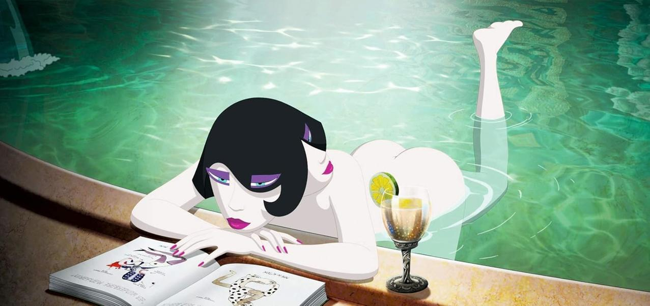 Eine Frau mit dunklem Haar liegt im Wasser neben einem Buch und einem Glas.