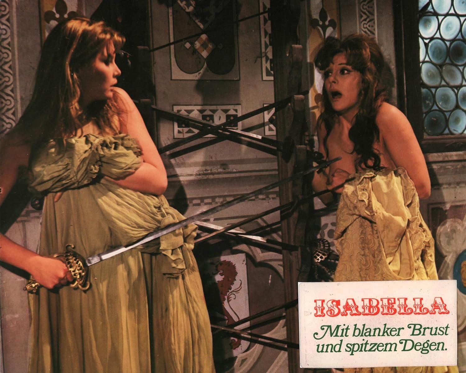 Zwei Frauen in historischen Kleidern, eine mit Schwert, bedroht von vielen Klingen.