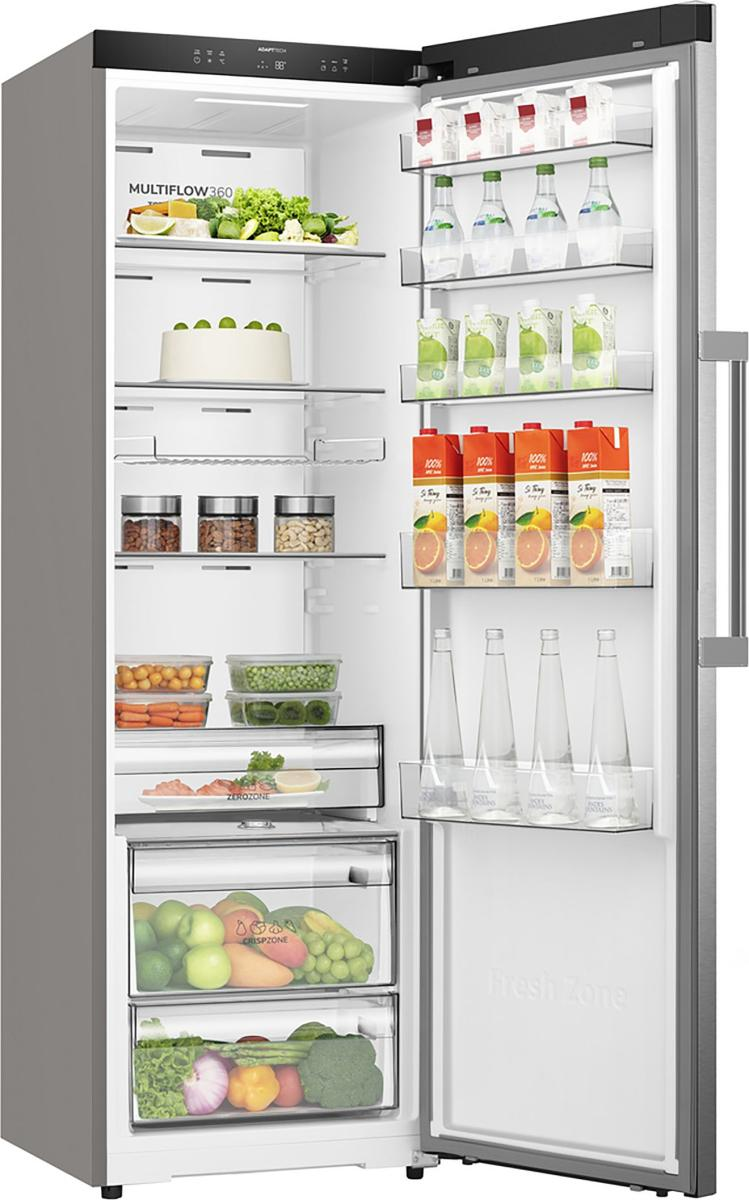 Offener Kühlschrank mit Lebensmitteln: Obst, Gemüse, Kuchen, Saft und Wasser.