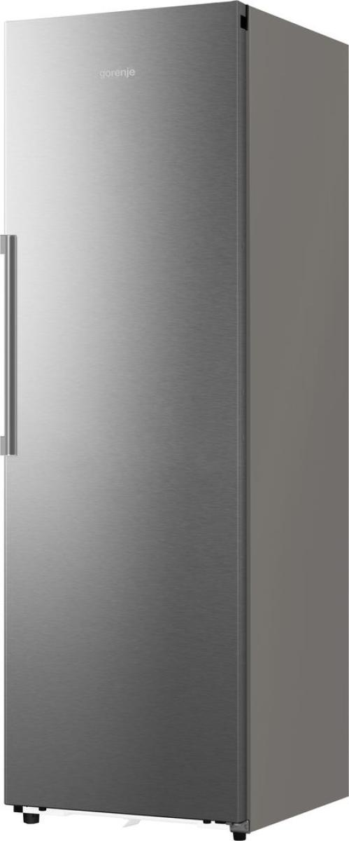 Ein schmaler, hoher silberner Kühlschrank mit einem vertikalen Griff auf der linken Seite.