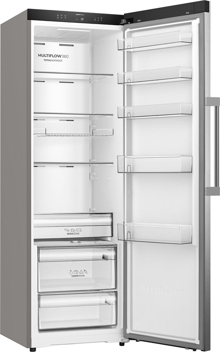 Ein offener Kühlschrank mit mehreren Einlegeböden und Schubladen.