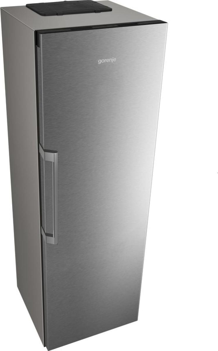 Ein schlanker, silberner Kühlschrank mit einem schwarzen Griff und dem Gorenje-Logo.