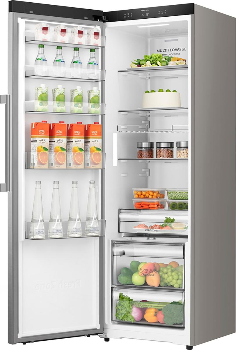 Ein offener Kühlschrank mit Lebensmitteln, darunter Saft, Flaschen, Kuchen und Gemüse.