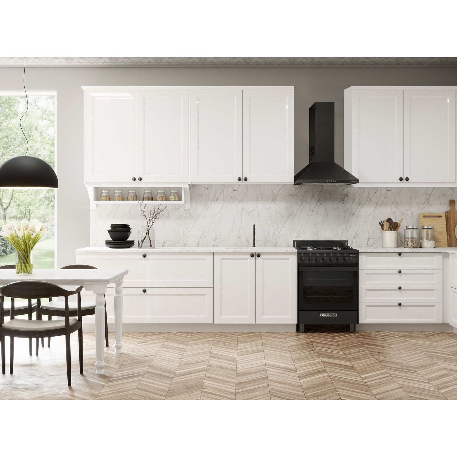 Cucina bianca moderna con fornelli neri, paraschizzi in marmo e pavimento in legno.