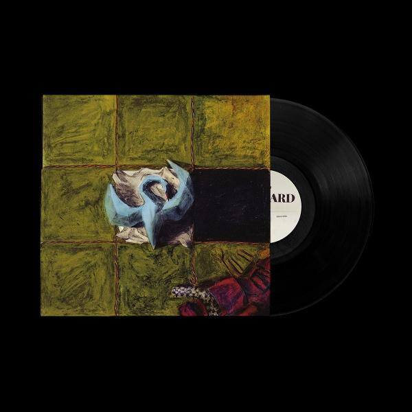 Schwarze Schallplatte neben einer Albumhülle mit abstraktem Kunstwerk.