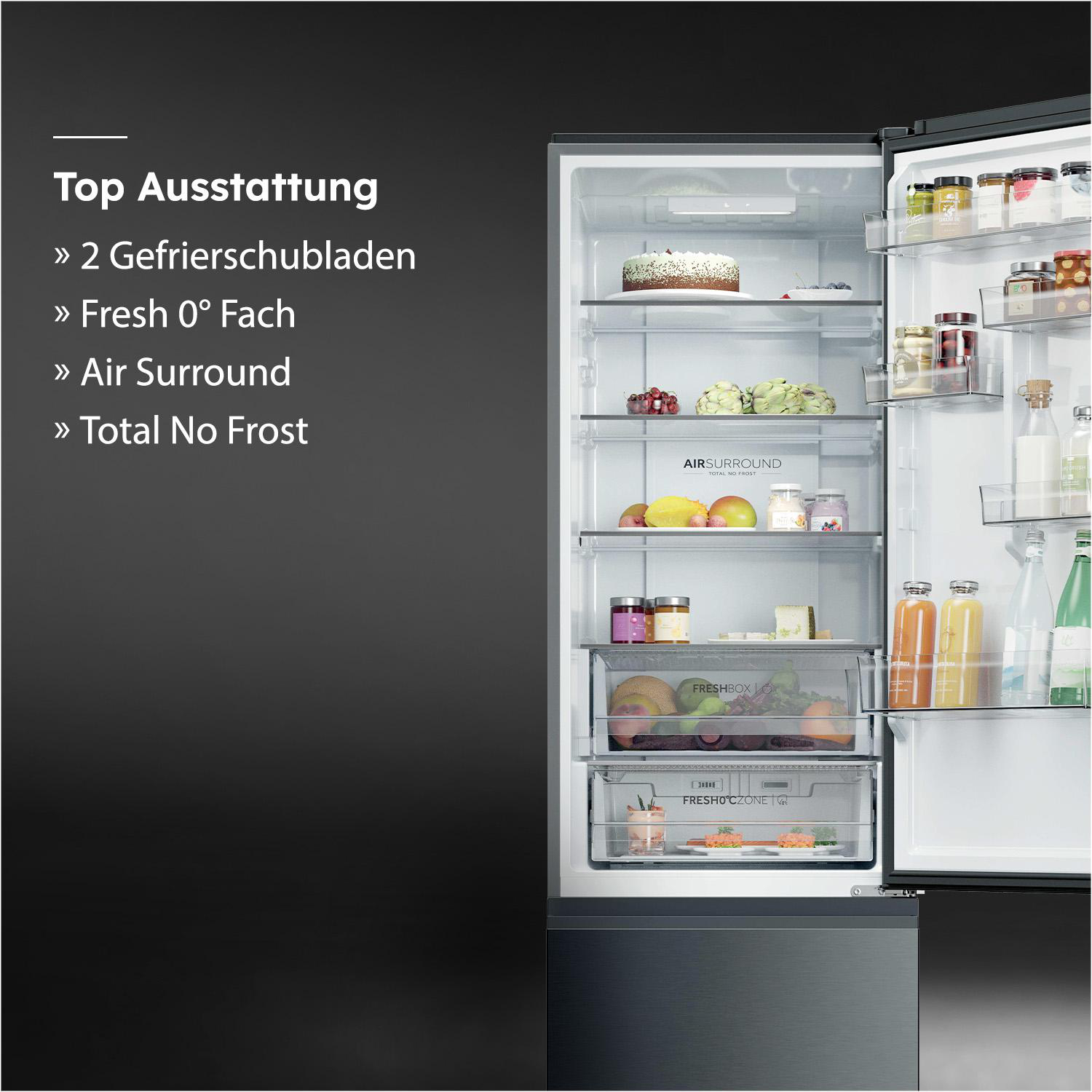 Offener Kühlschrank mit Lebensmitteln und Text über die Ausstattung.