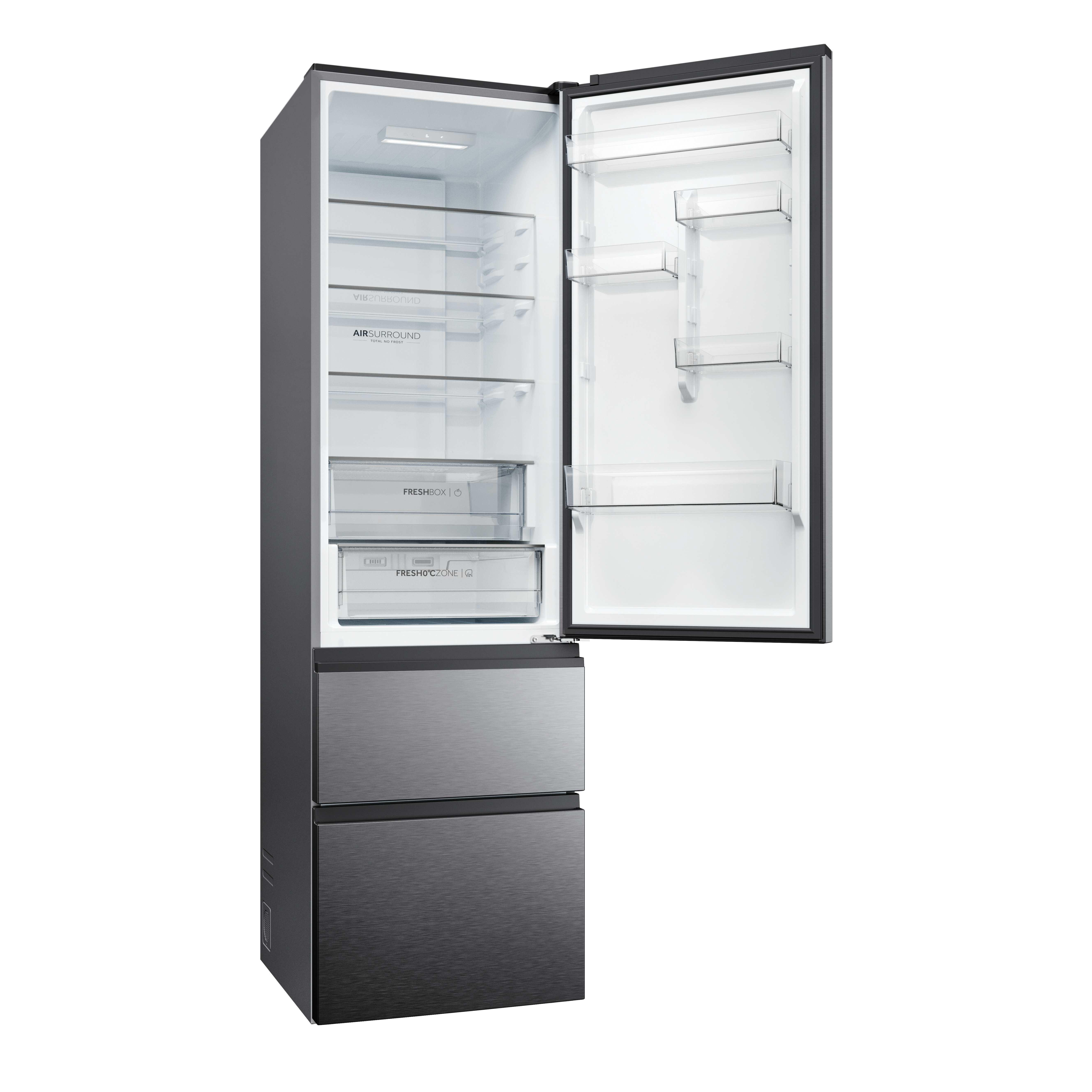 Ein offener, moderner Kühlschrank mit silbernen Schubladen und Glasböden.