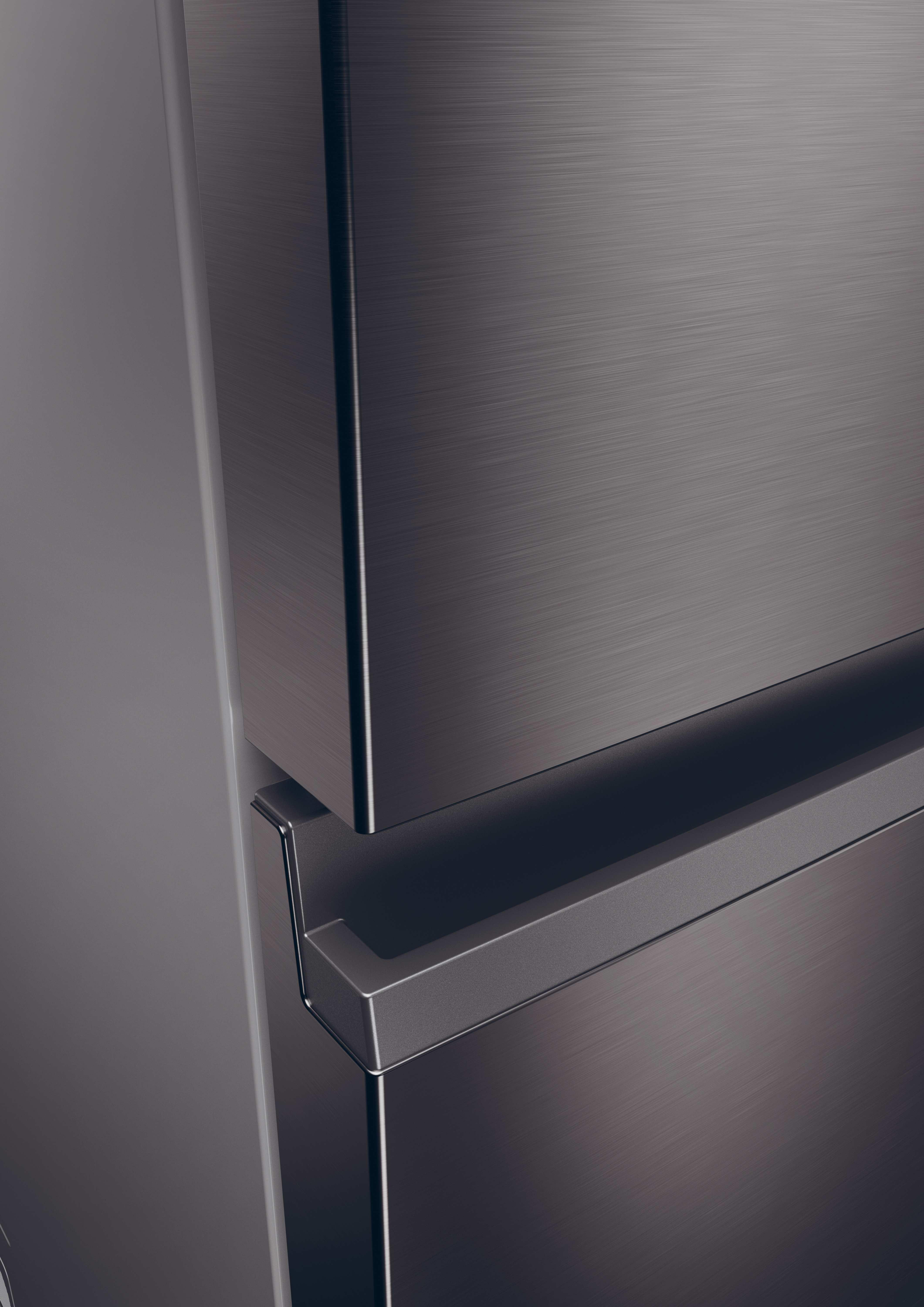 Detailaufnahme eines dunklen Kühlschrankgriffs mit gebürsteter Metalloberfläche.