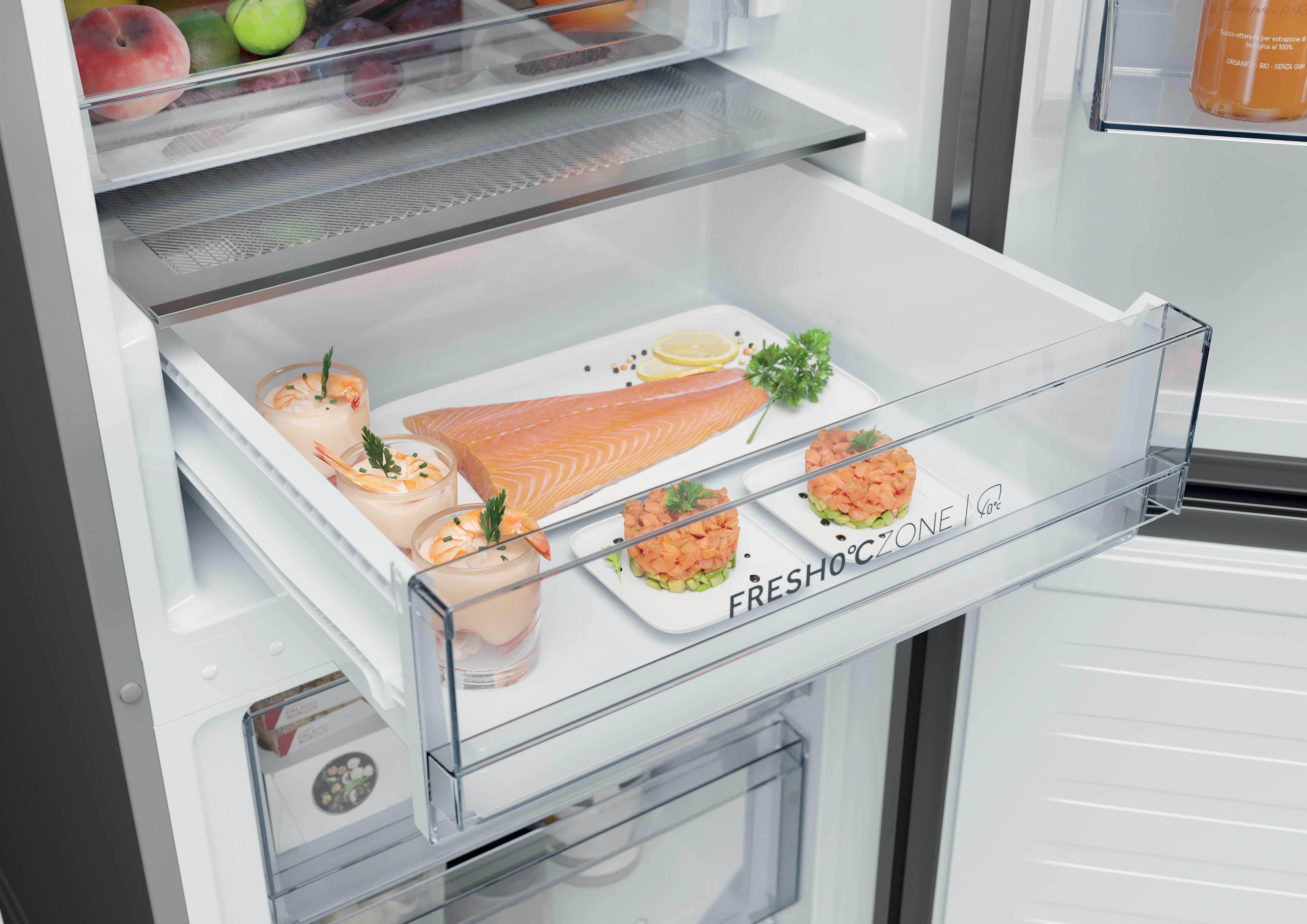 Ein Kühlschubfach mit Lachs, Garnelen-Cocktails und Avocado-Tartar.
