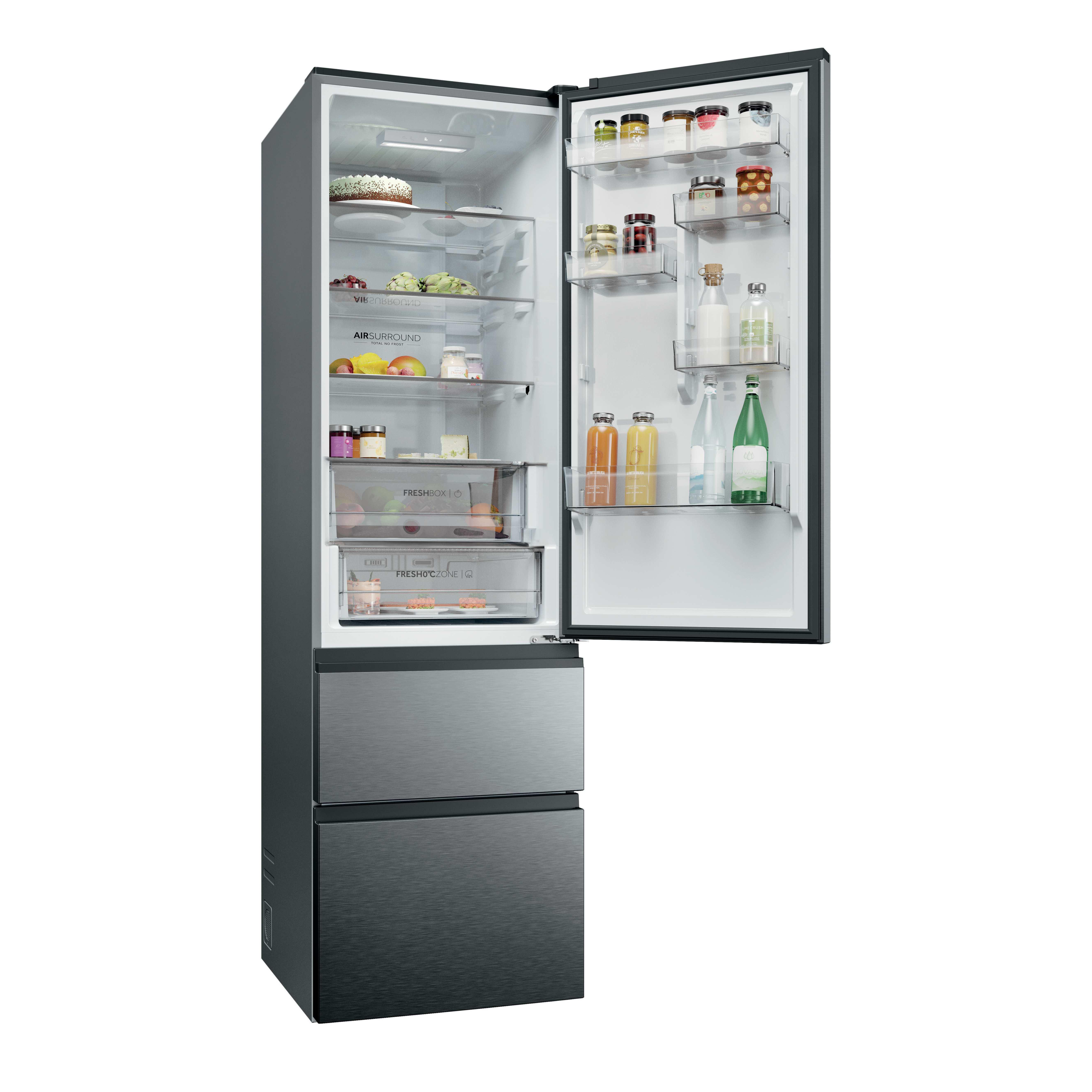 Ein offener Kühlschrank mit Lebensmitteln in Fächern und Schubladen.