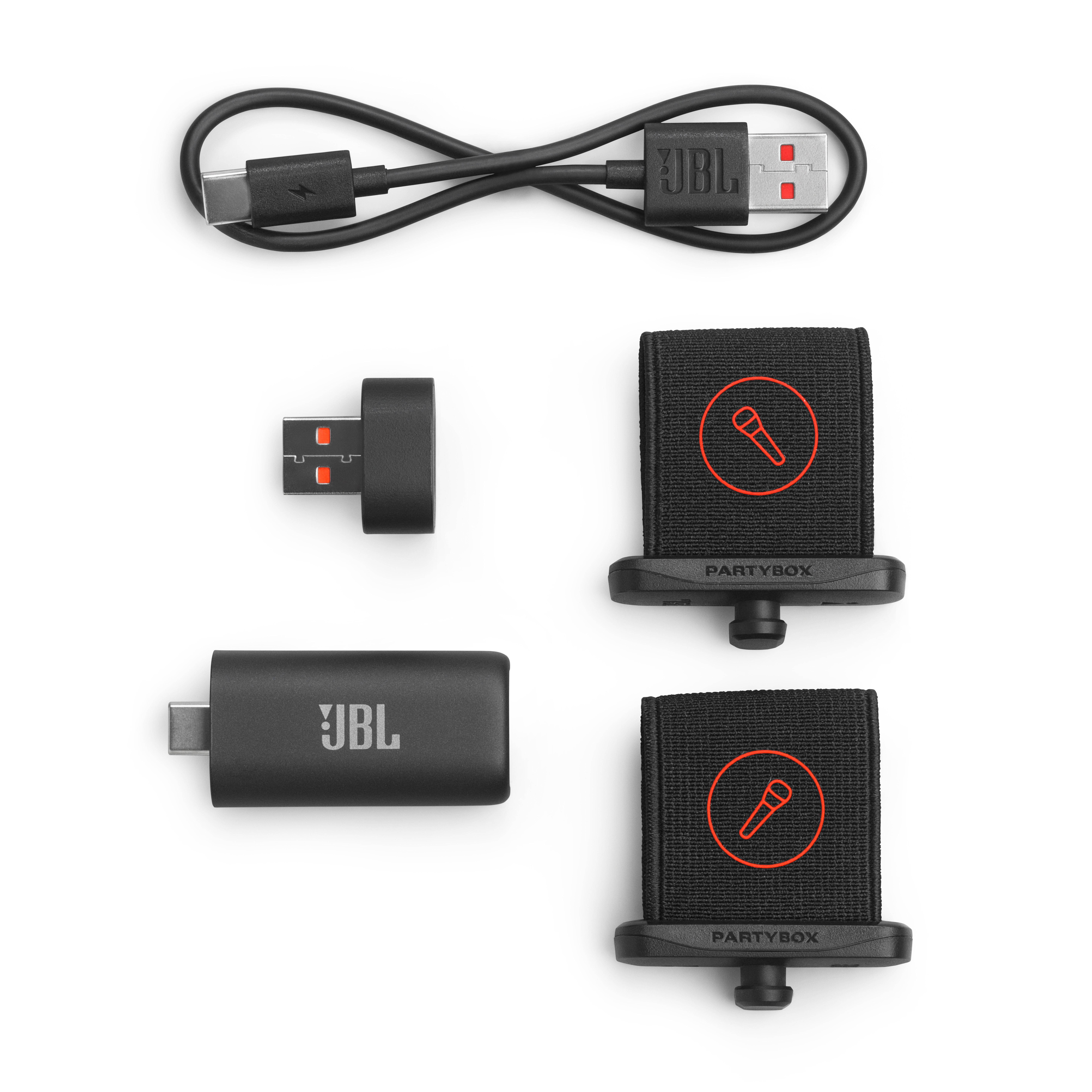 Ein schwarzes Ladekabel und zwei USB-Adapter mit Mikrofon-Symbol.