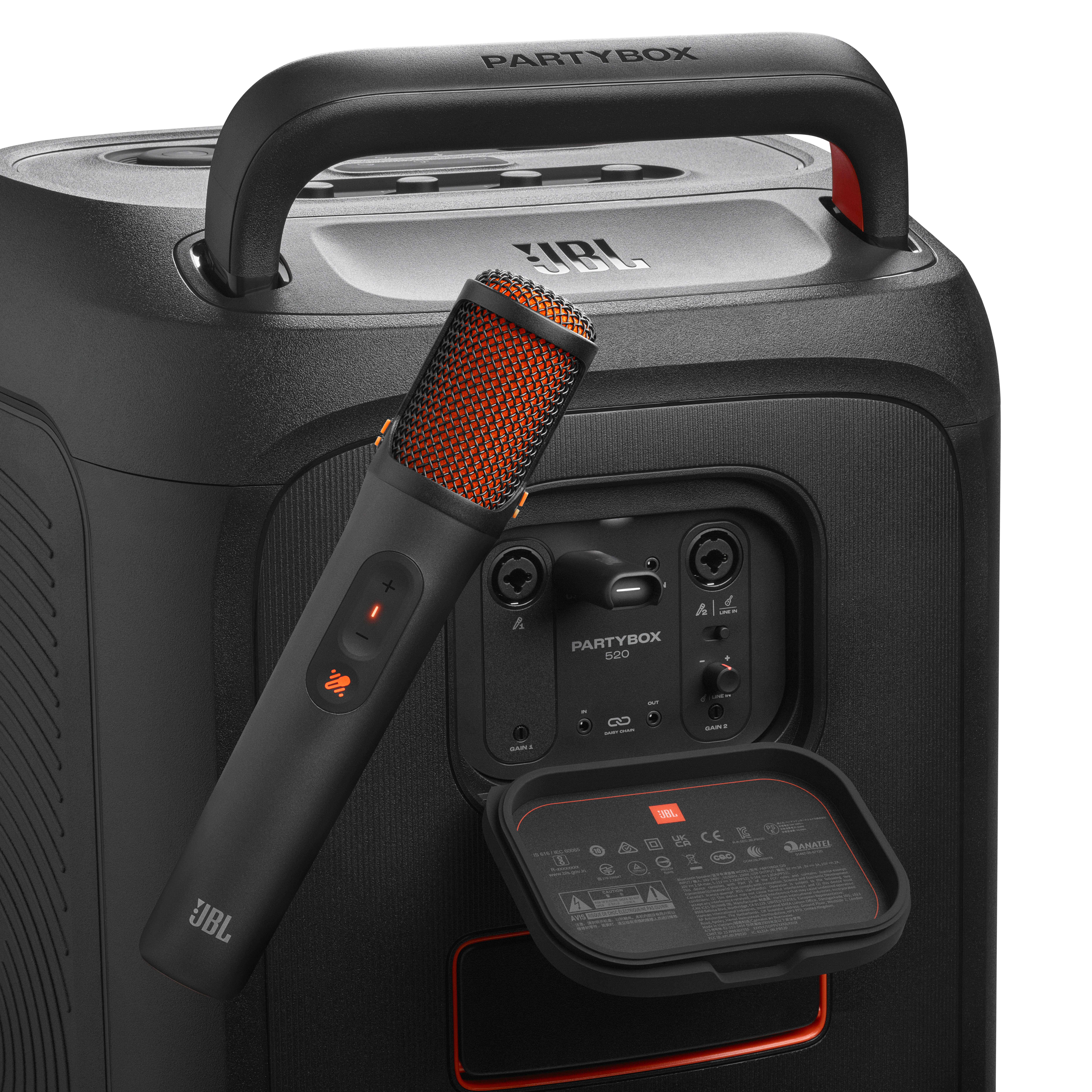 Schwarzer JBL Partybox 520 Lautsprecher mit Mikrofon. Anschlüsse und Klappfach sichtbar.