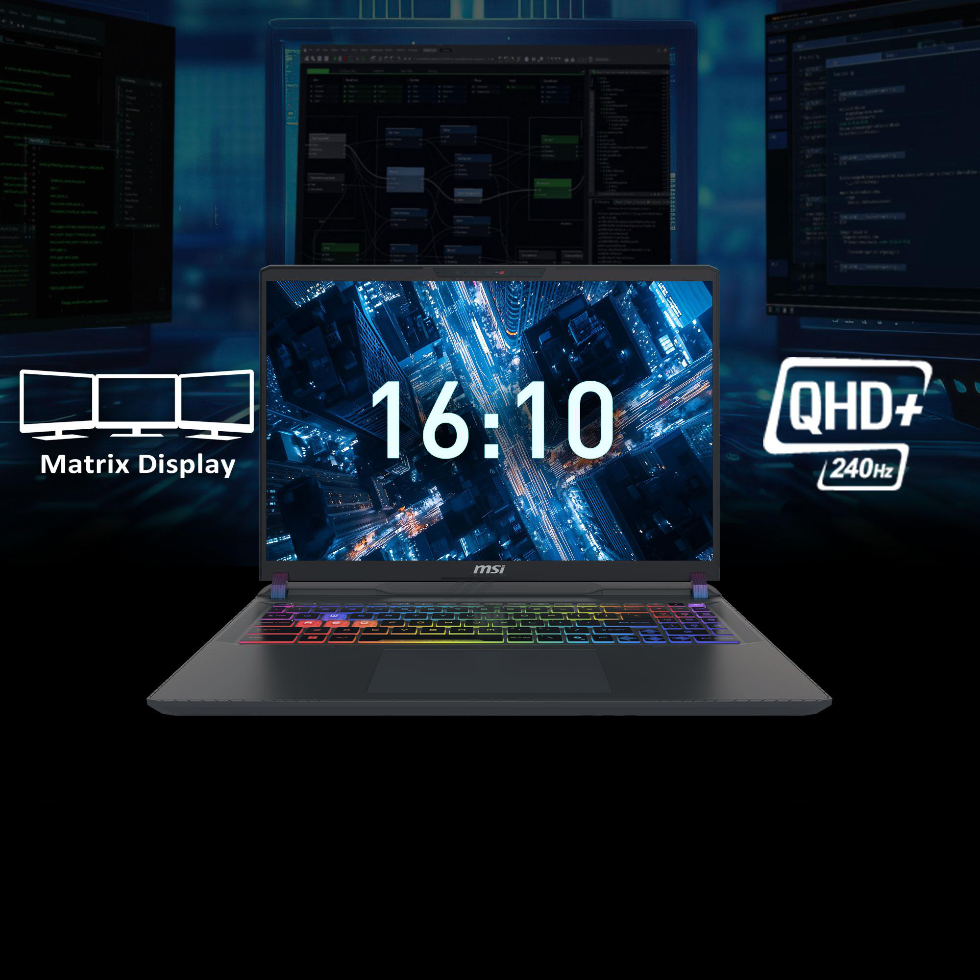 Ein Laptop mit beleuchteter Tastatur, drei Monitoren und einer Stadt bei Nacht.