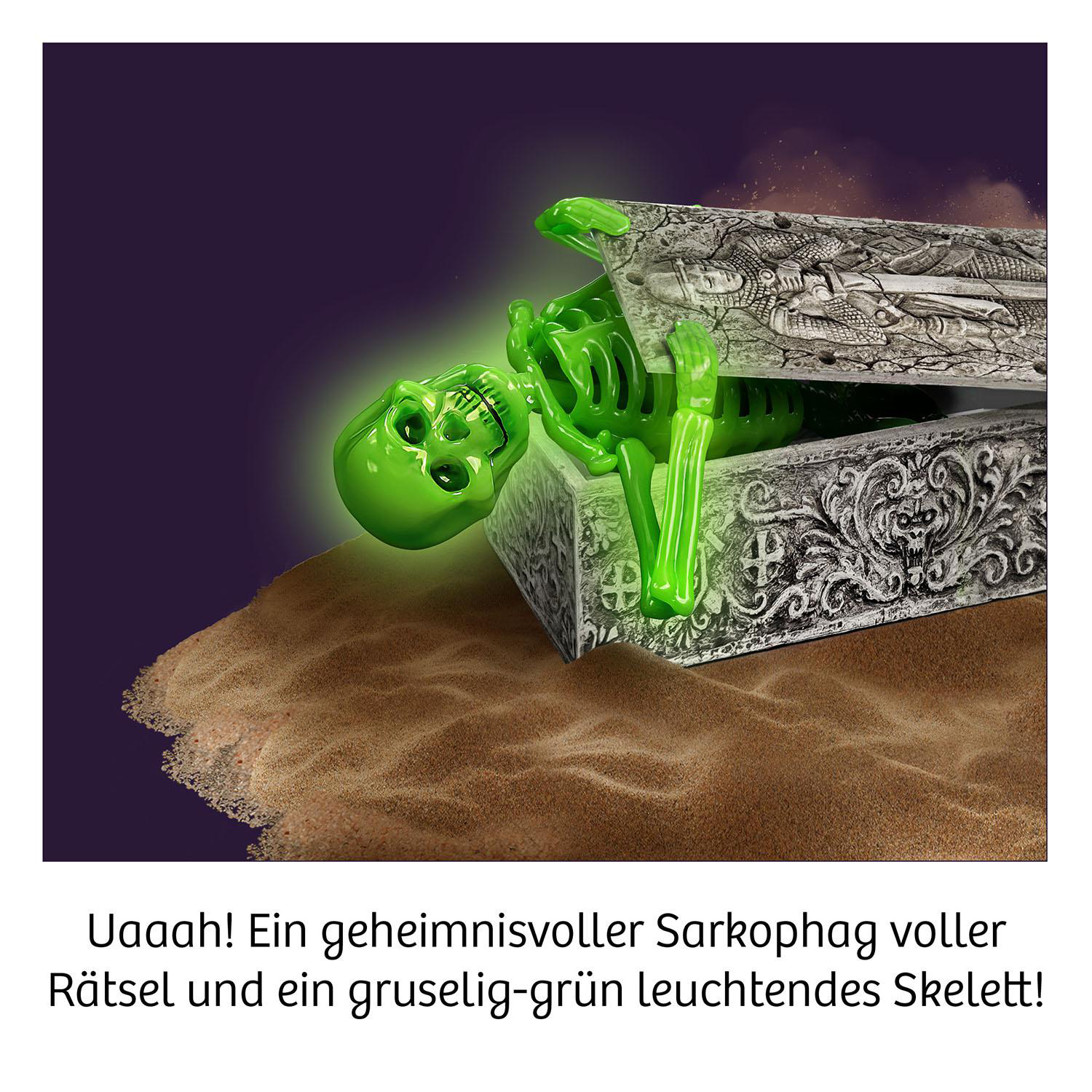 Ein grünes Skelett ragt aus einem verzierten Sarkophag in Sand und Dunkelheit.