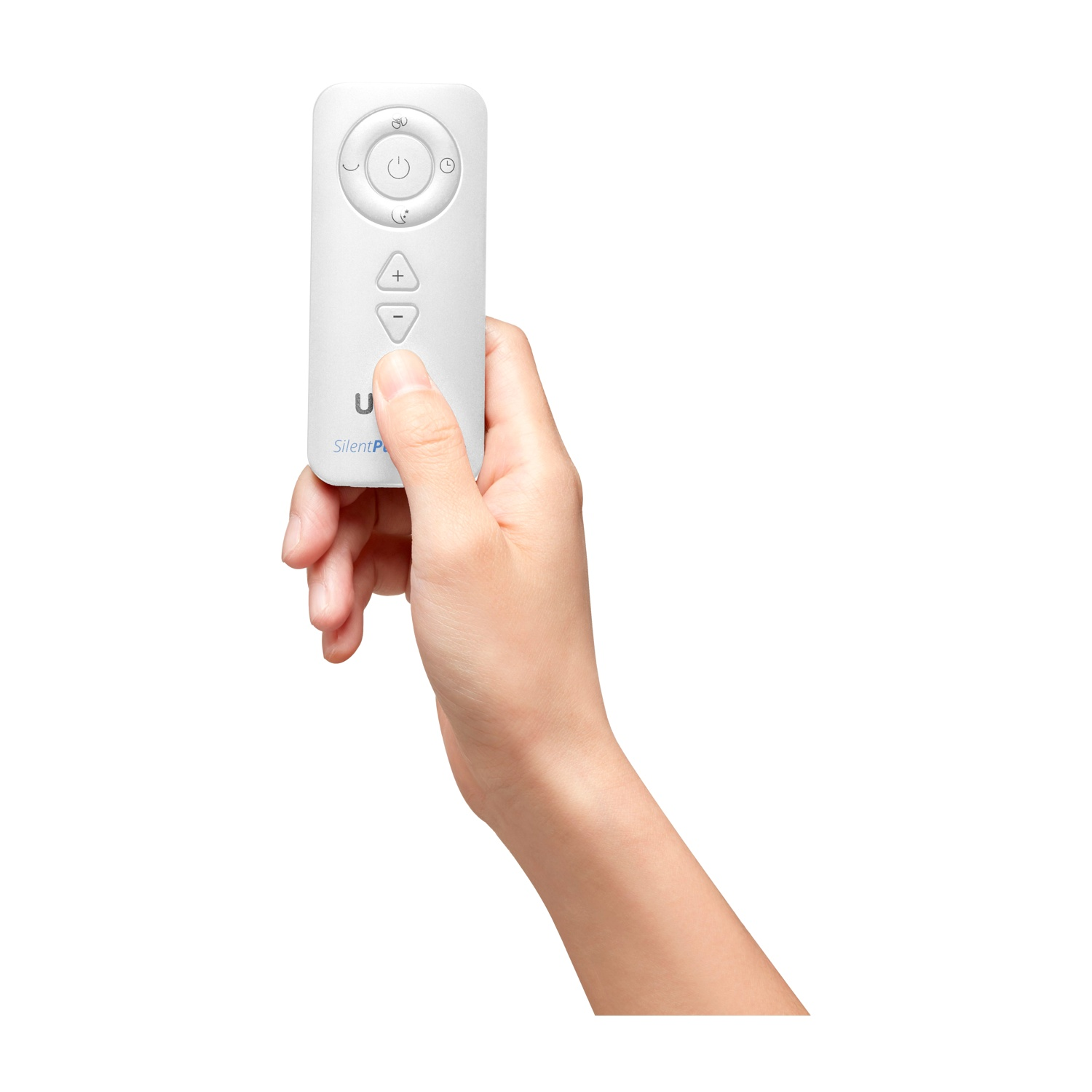 Una mano tiene un telecomando bianco con pulsanti rotondi e a freccia.