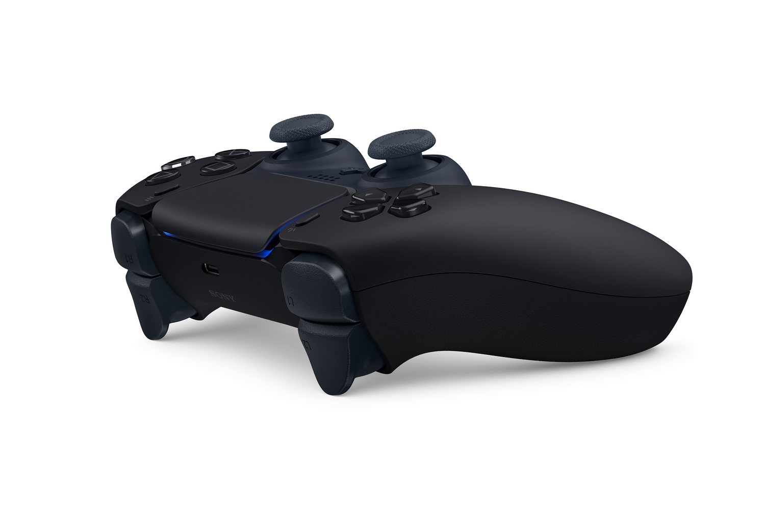 Mando de juego negro con dos joysticks y botones sobre fondo blanco.