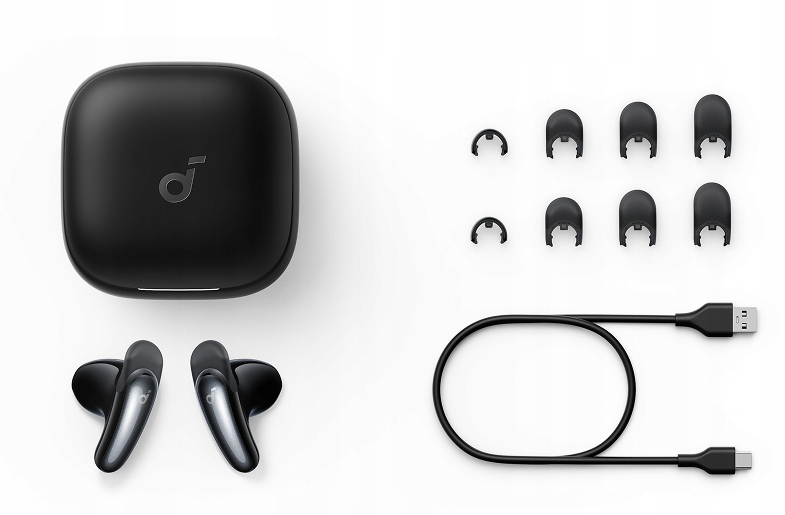 Czarne słuchawki, etui ładujące, nakładki na uszy i kabel USB-C na białym tle.