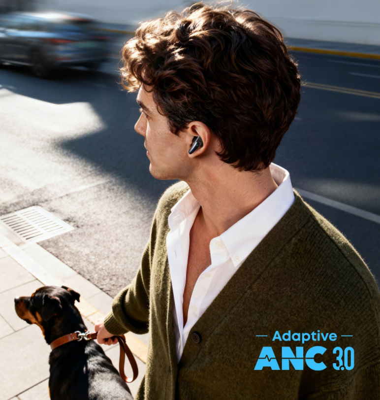 Mężczyzna ze słuchawkami i psem idzie chodnikiem, przejeżdża auto.