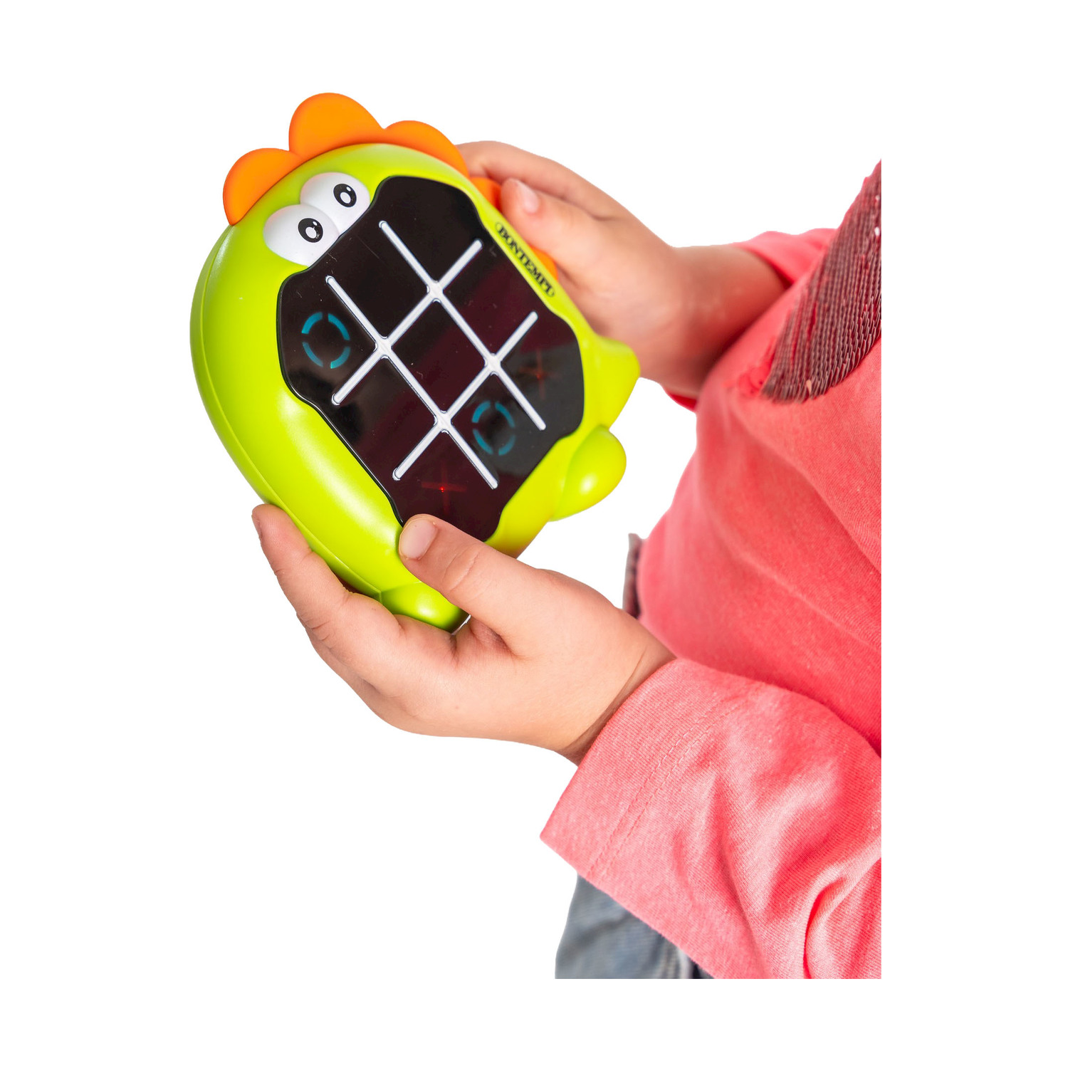 Un bambino tiene un giocattolo tic-tac-toe verde lime a forma di dinosauro.