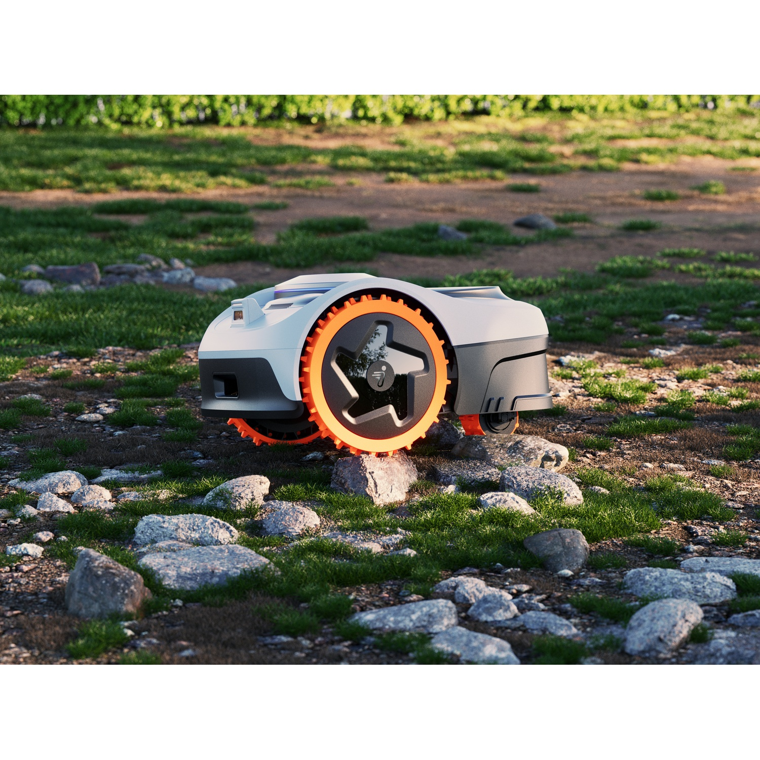 Un robot tosaerba bianco con ruota arancione siede su un terreno roccioso e erboso.