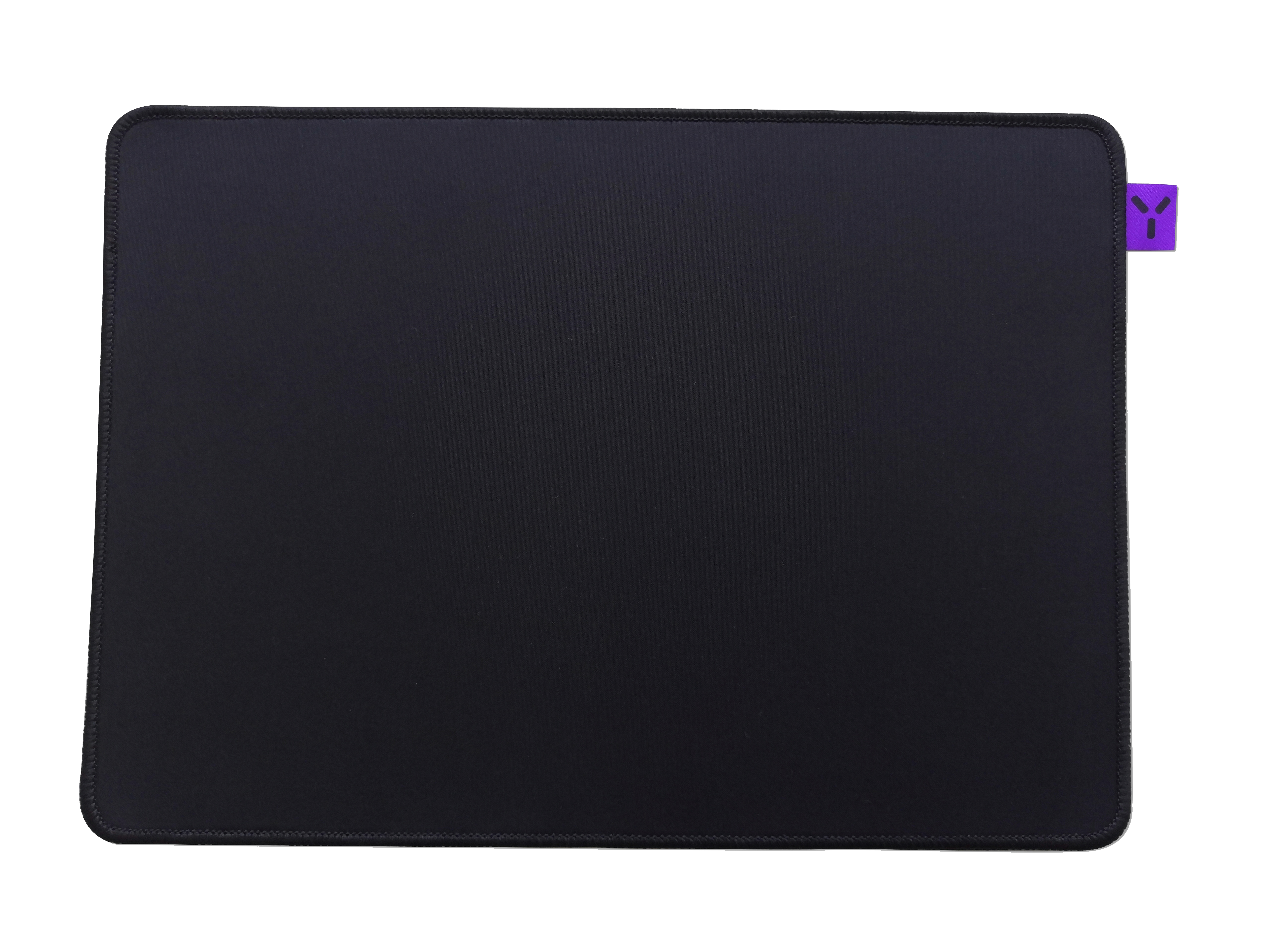 Czarna podkładka pod mysz z fioletowym logo w prawym górnym rogu.