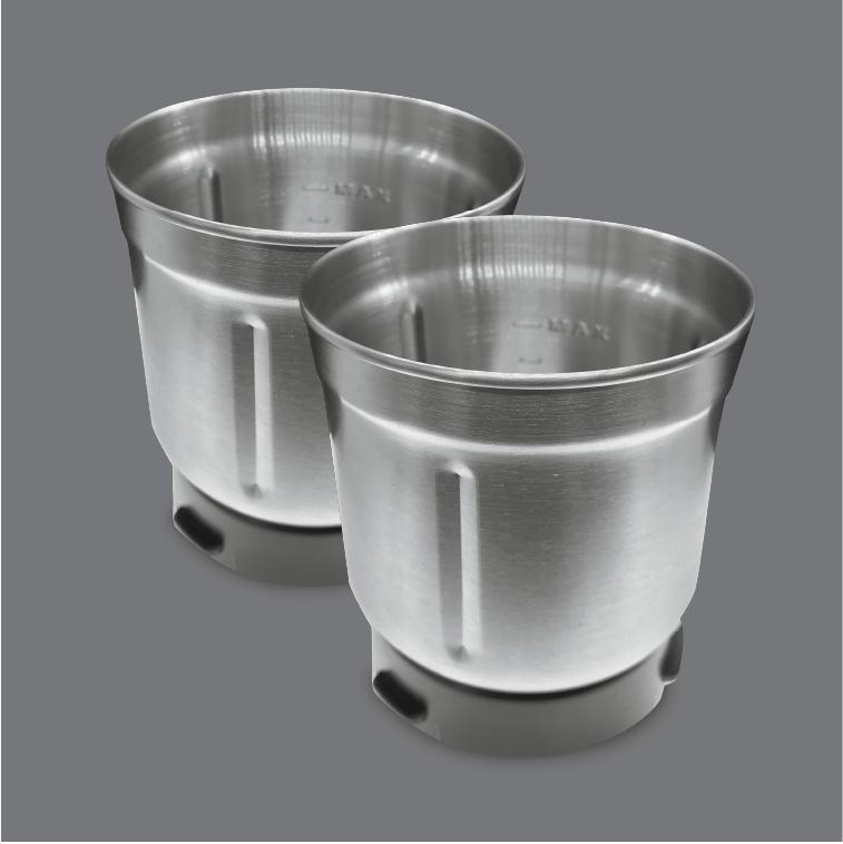 Dwa srebrne metalowe kubki z czarnymi podstawami na szarym tle.