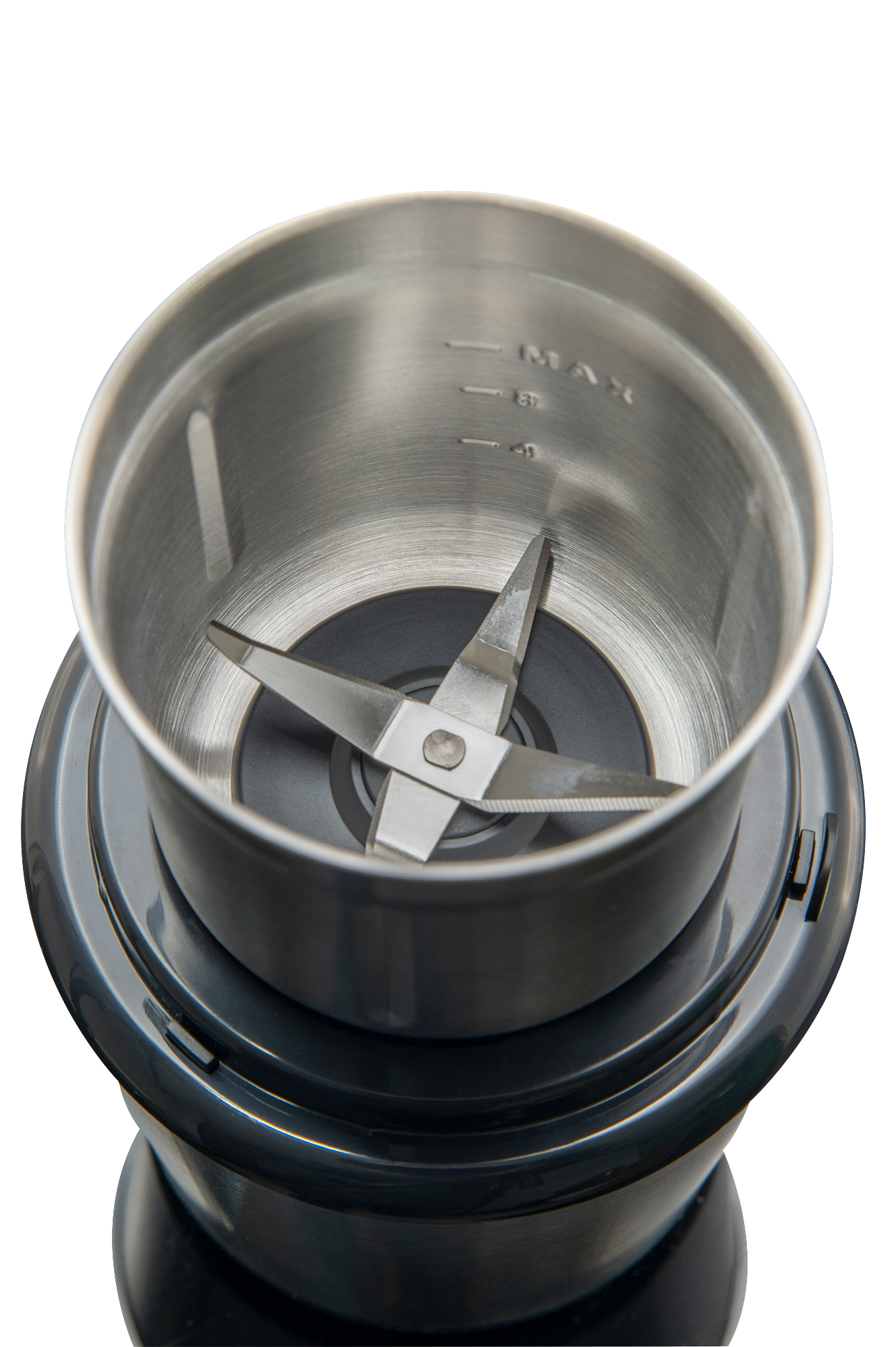 Zbliżenie otwartego pojemnika elektrycznego młynka do przypraw lub kawy z czterema ostrzami.