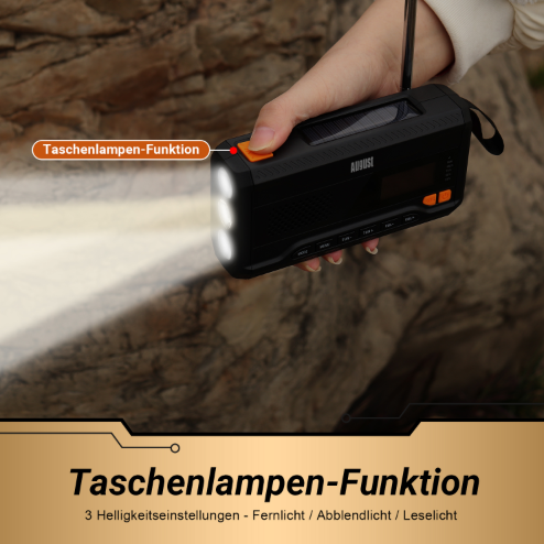 Hand hält schwarzes Radio mit Taschenlampenfunktion, die Licht abstrahlt.
