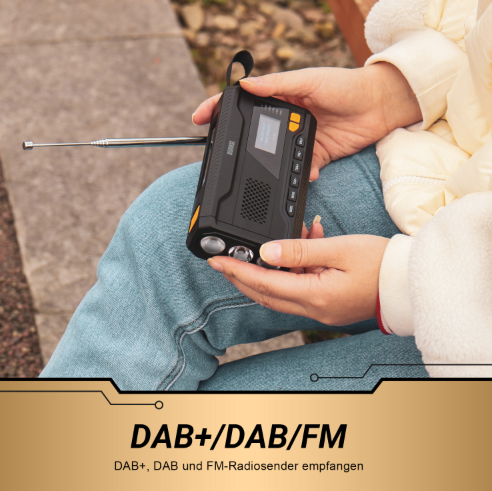 Person hält ein schwarzes DAB+/FM-Radio mit ausgefahrenem Antennenstab.