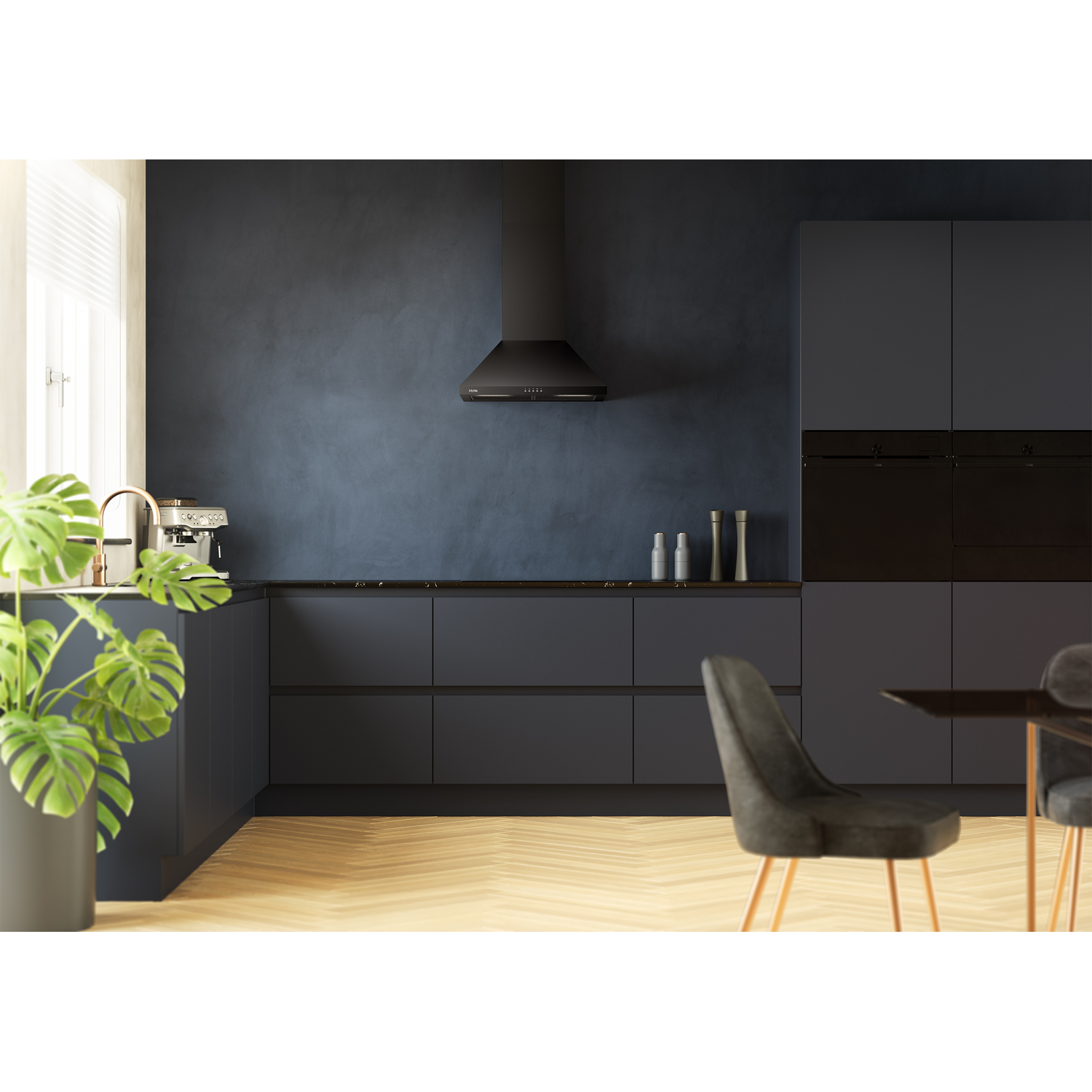 Moderne donkere keuken met eiland, planten en stoelen.