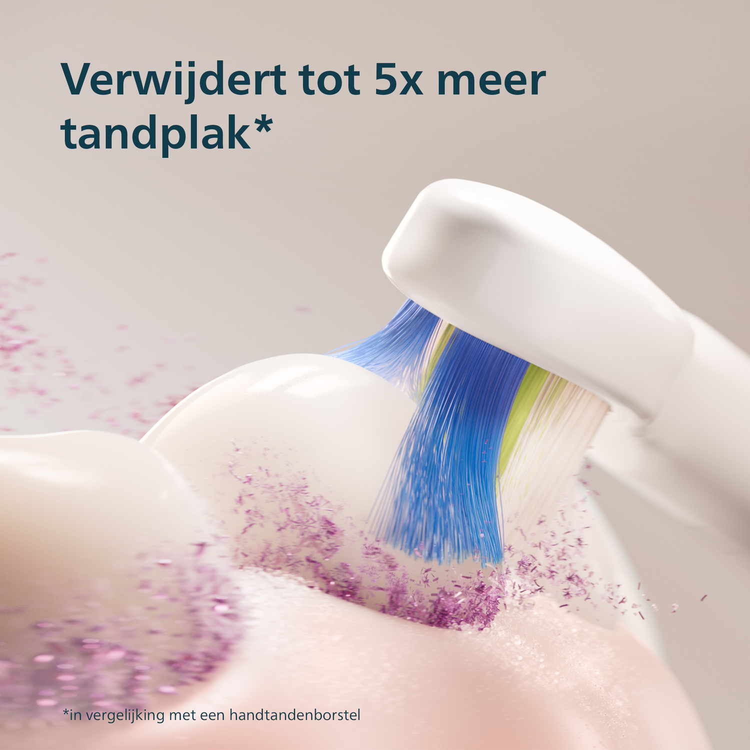 Elektrische tandenborstel reinigt tanden, verwijdert paarse deeltjes.