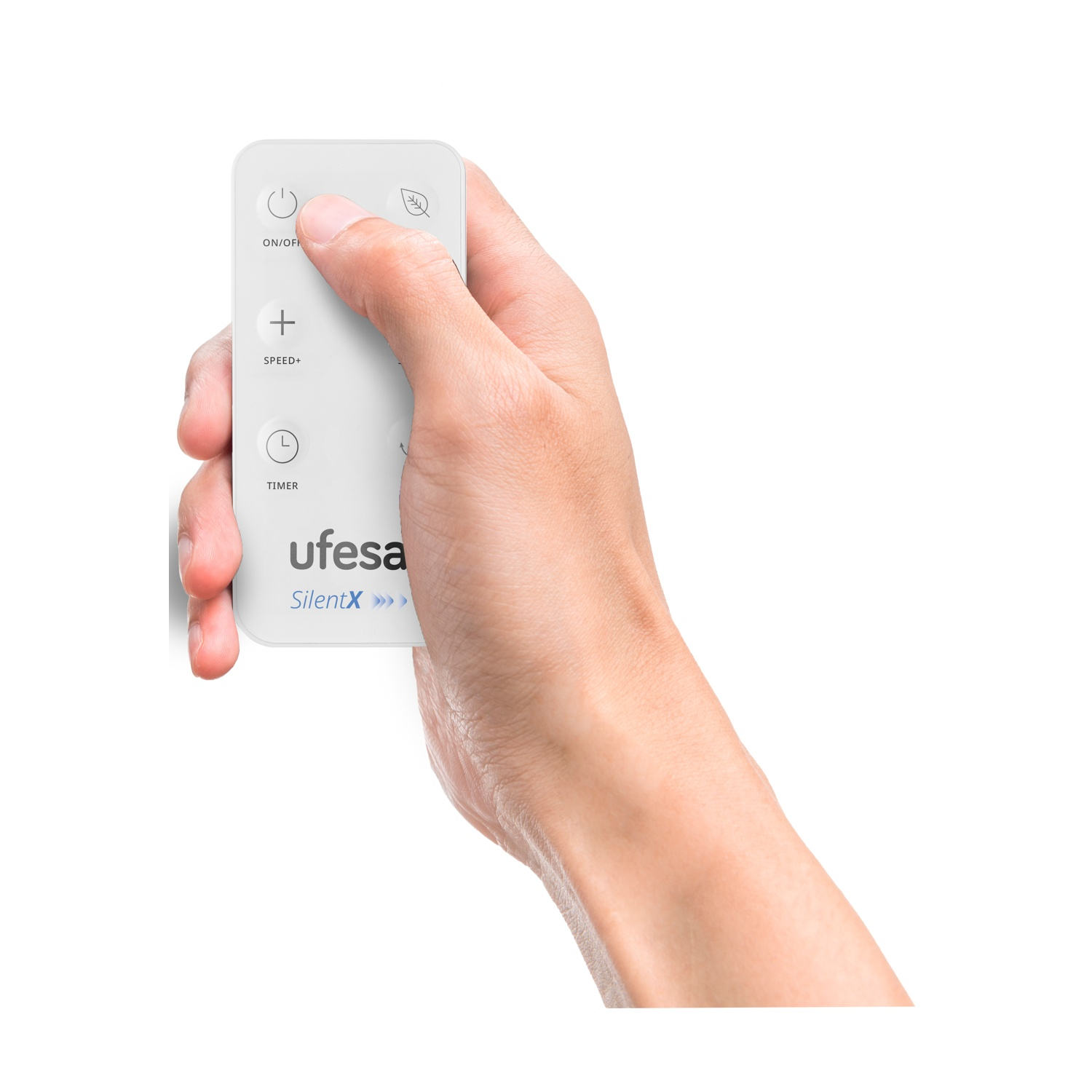 Una mano preme il pulsante di accensione di un telecomando bianco con "ufesa SilentX" visibile.