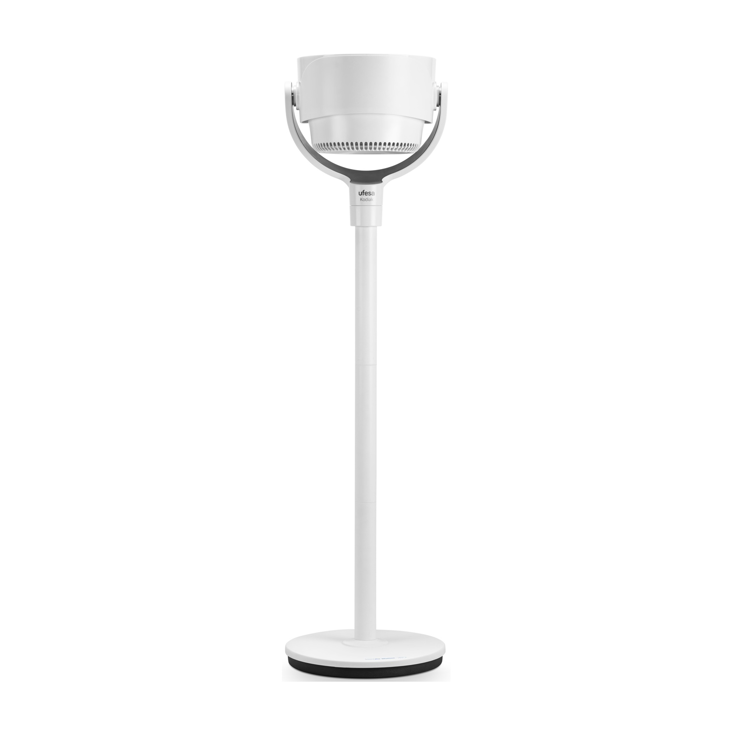 Un ventilatore da terra bianco con base rotonda e testa regolabile.