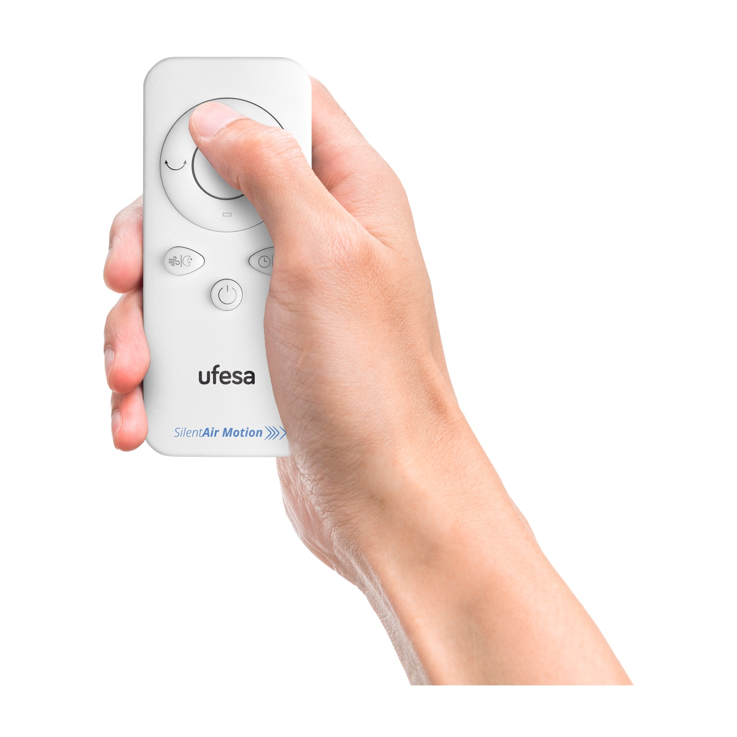 Una mano tiene un telecomando bianco con un pollice su un pulsante.