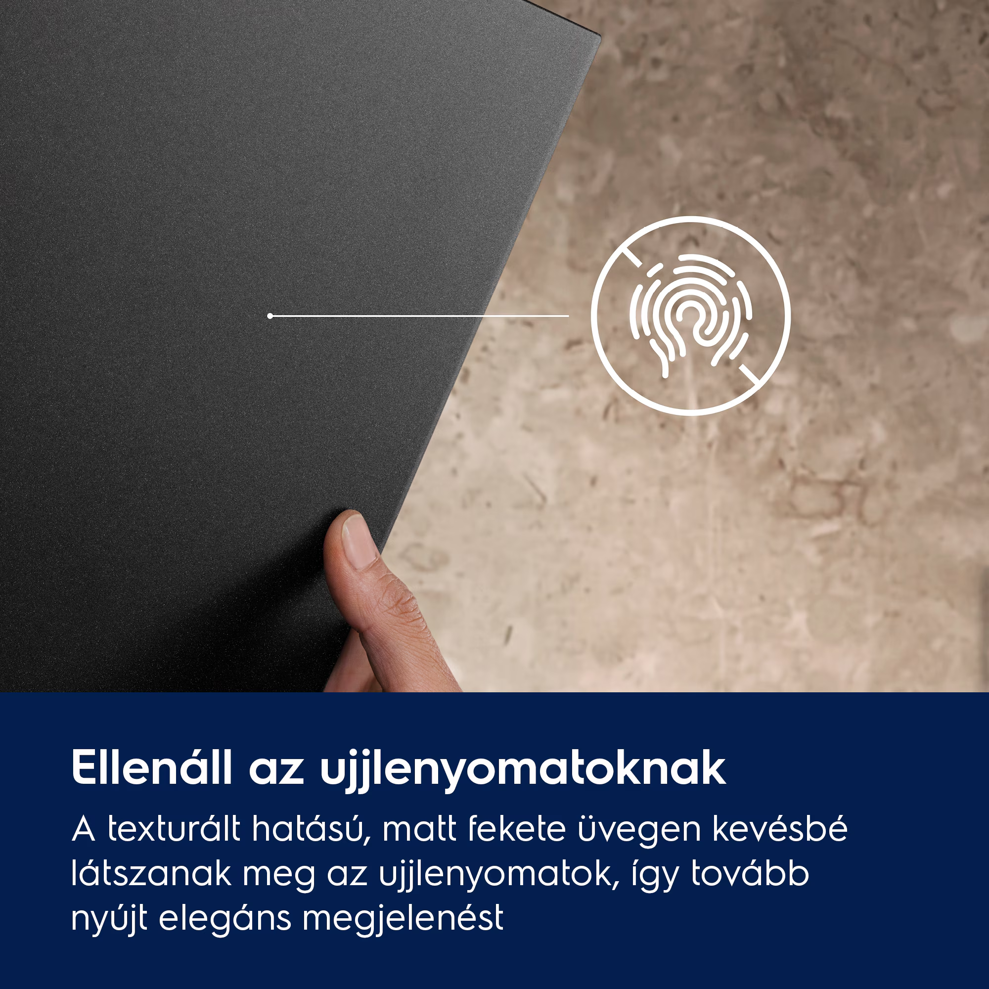 Egy kéz érint meg egy fekete felületet ujjlenyomat ikonnal.
