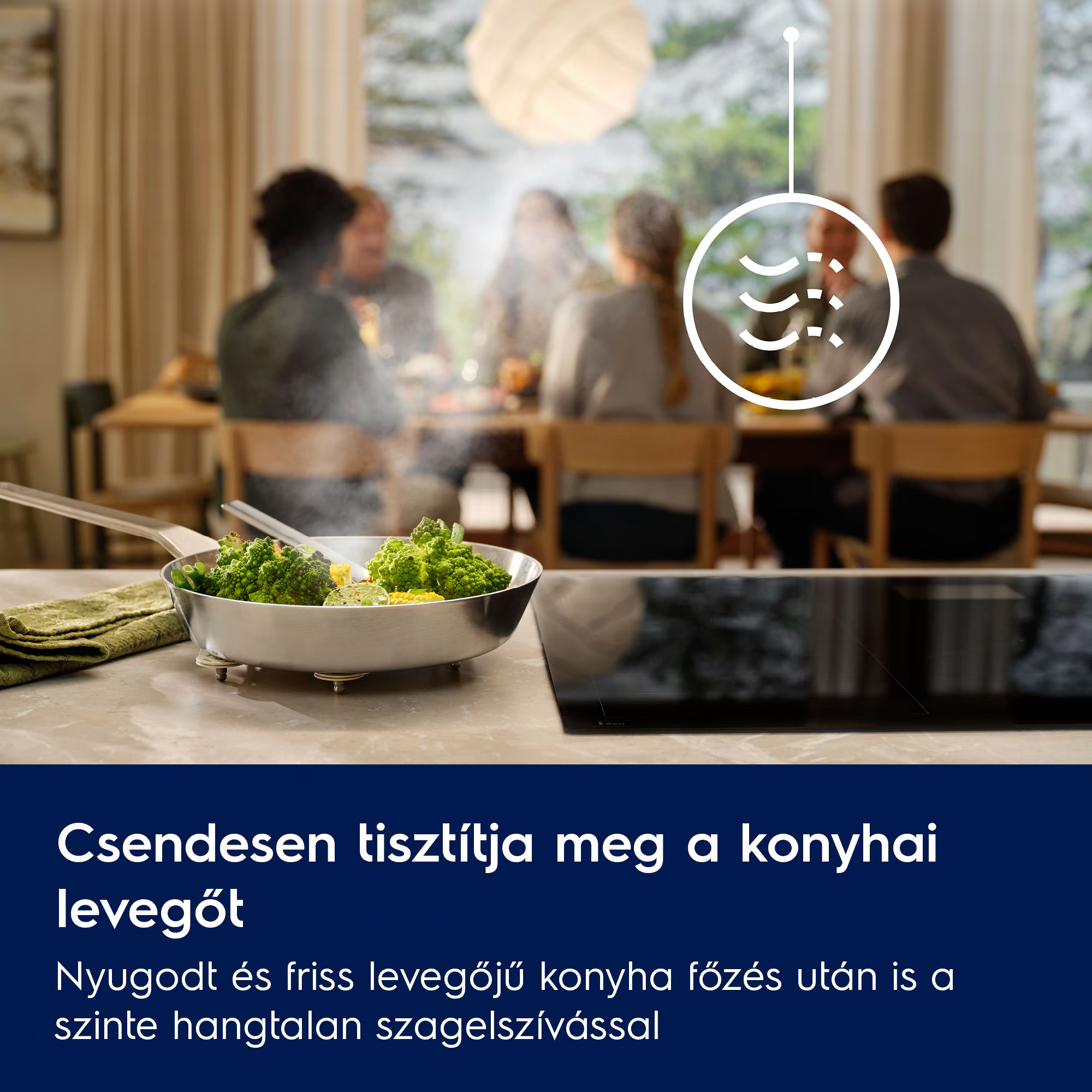 Egy család étkezik egy étkezőben. Elöl zöldségekkel főzőlap látható.