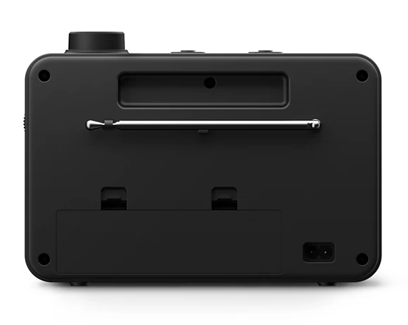 Tył czarnego radia z wysuniętą anteną i wtyczką zasilania.