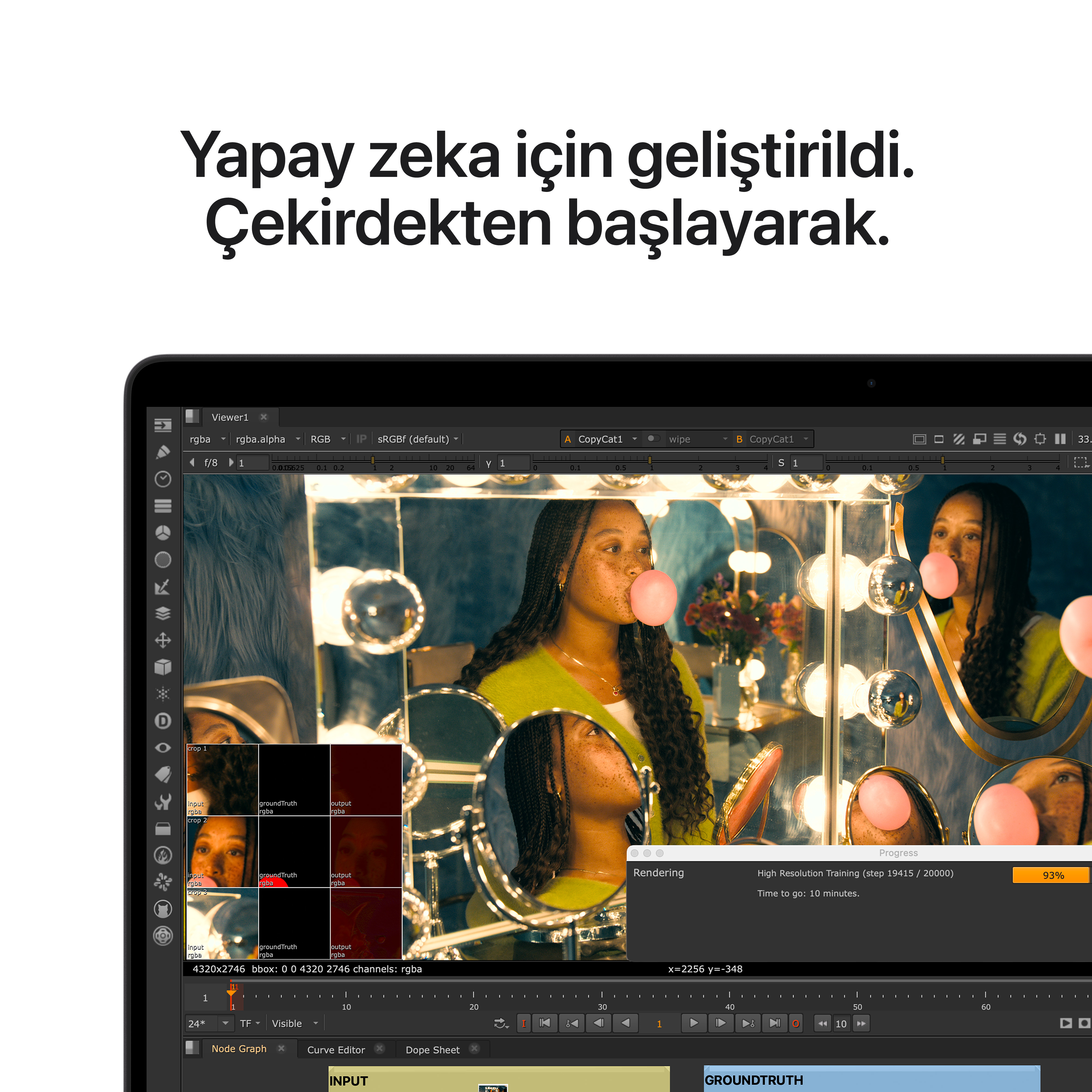 Kadın ışıklı ayna önünde sakız çiğniyor. Önde düzenleme yazılımı var.