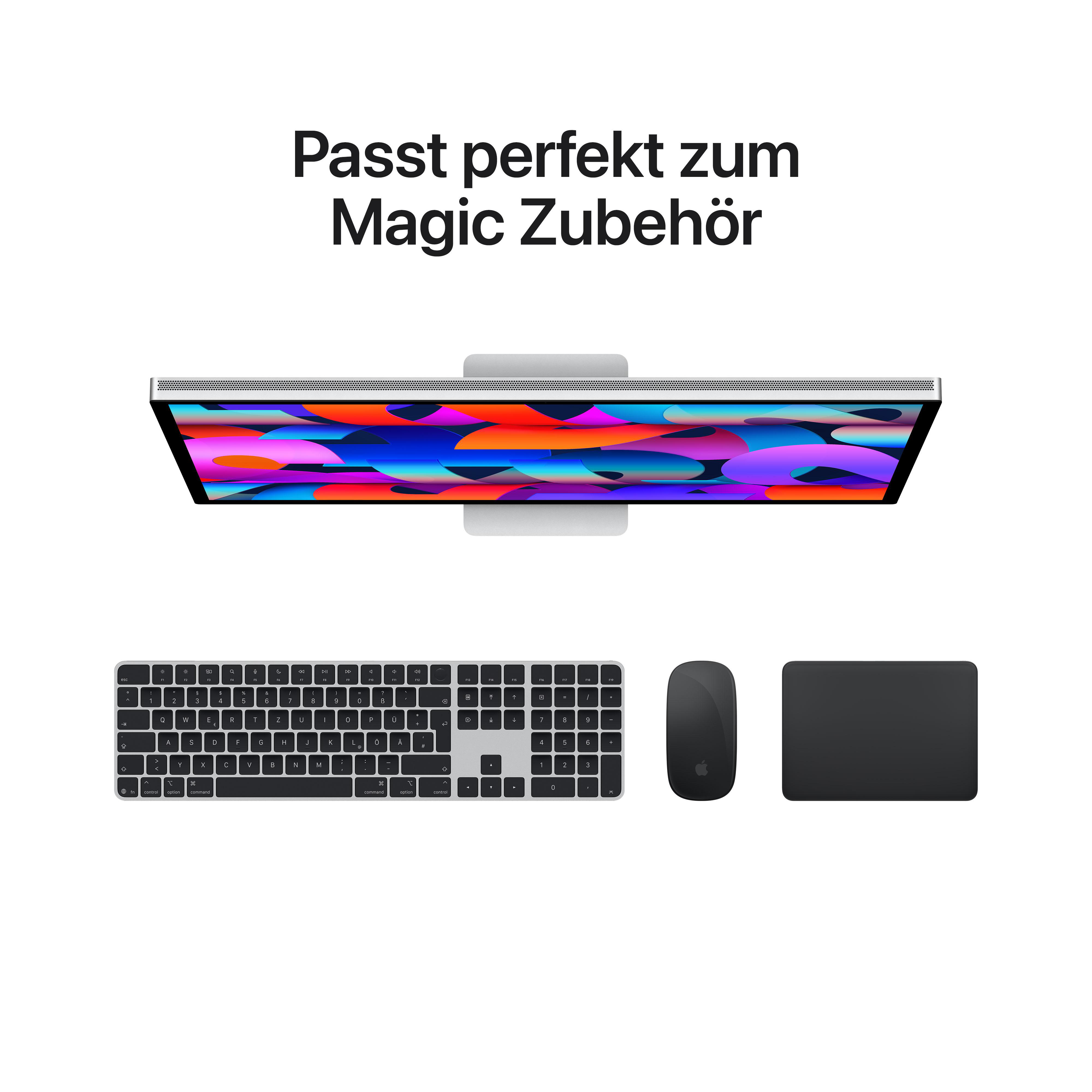 Apple iMac mit Tastatur, Maus und Trackpad auf weißem Hintergrund.