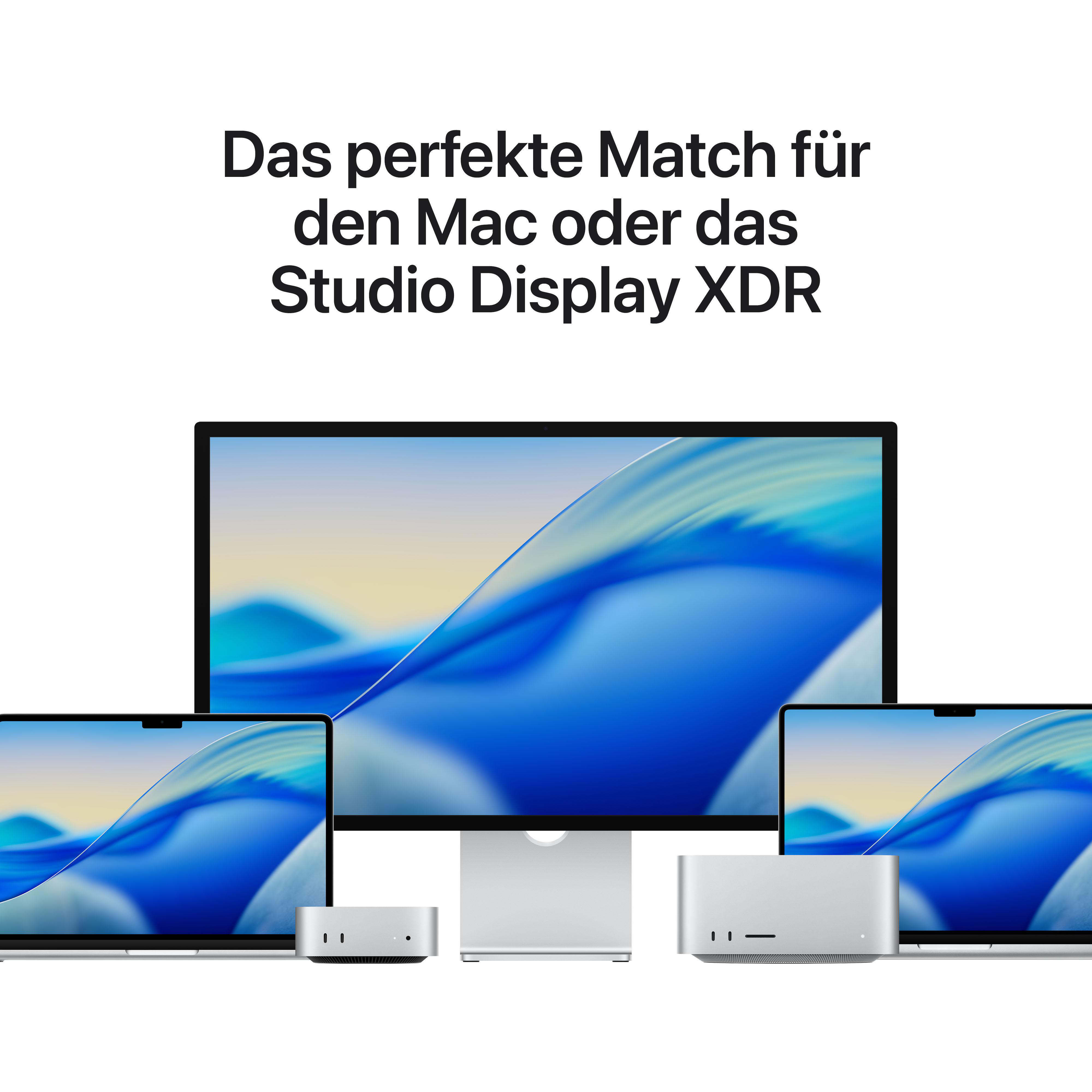 Drei Apple Studio Displays und zwei Mac minis mit blauen und gelben Bildschirmen.