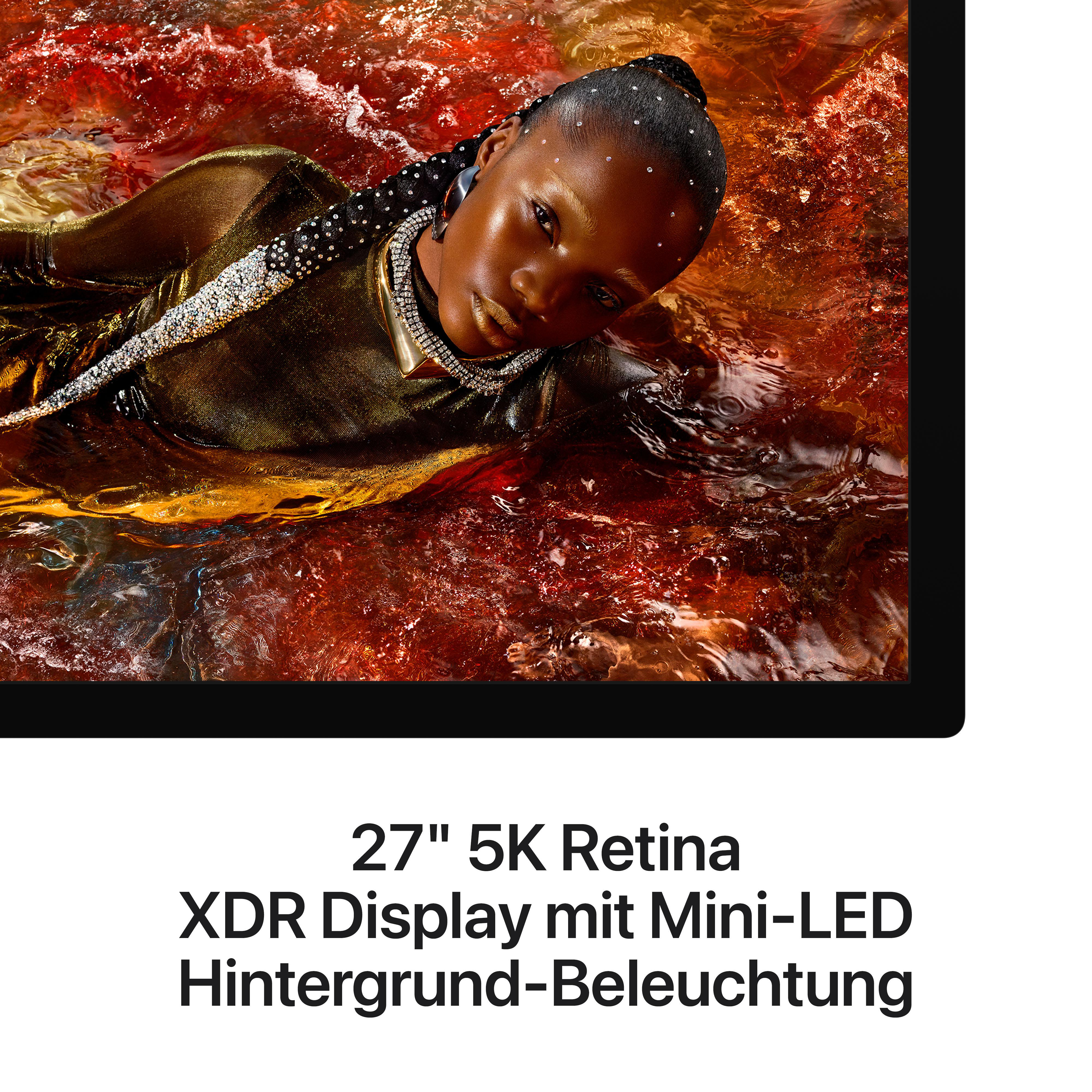 Eine Frau mit Schmuck im Haar und auf dem Hals liegt im Wasser.