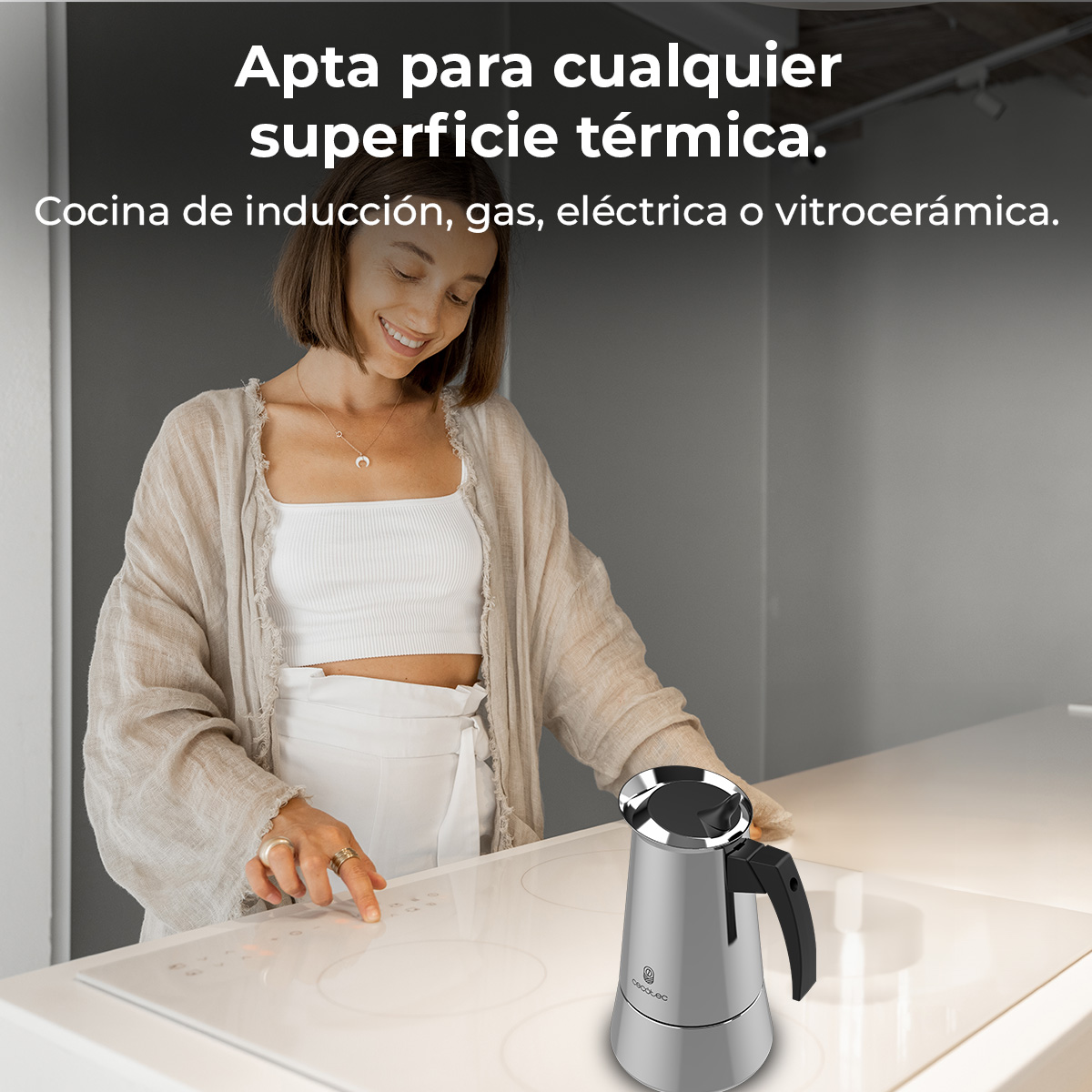 Una mujer con una cafetera moka sobre una placa de inducción.