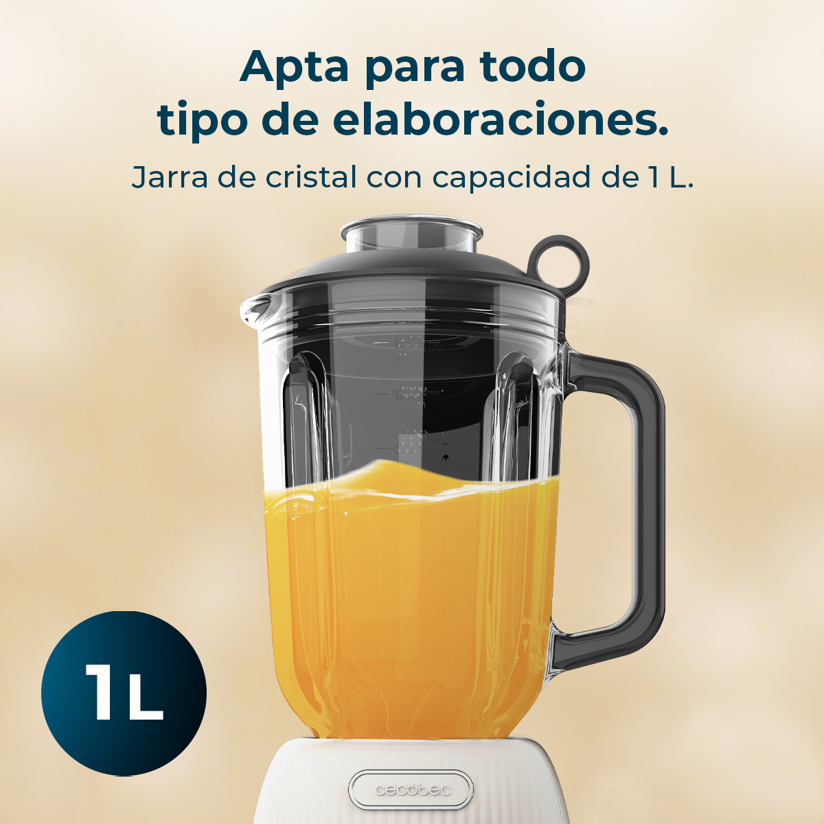 Una licuadora con jarra de cristal de 1 L llena de zumo.