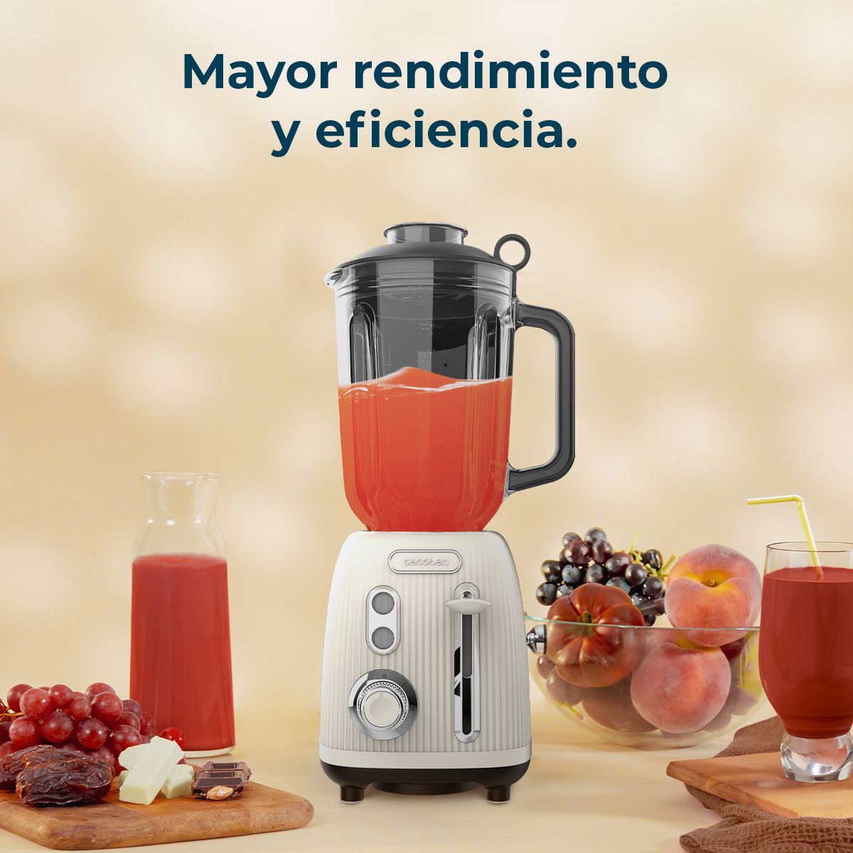 Una tostadora blanca con licuadora llena de jugo, junto a frutas y chocolate.